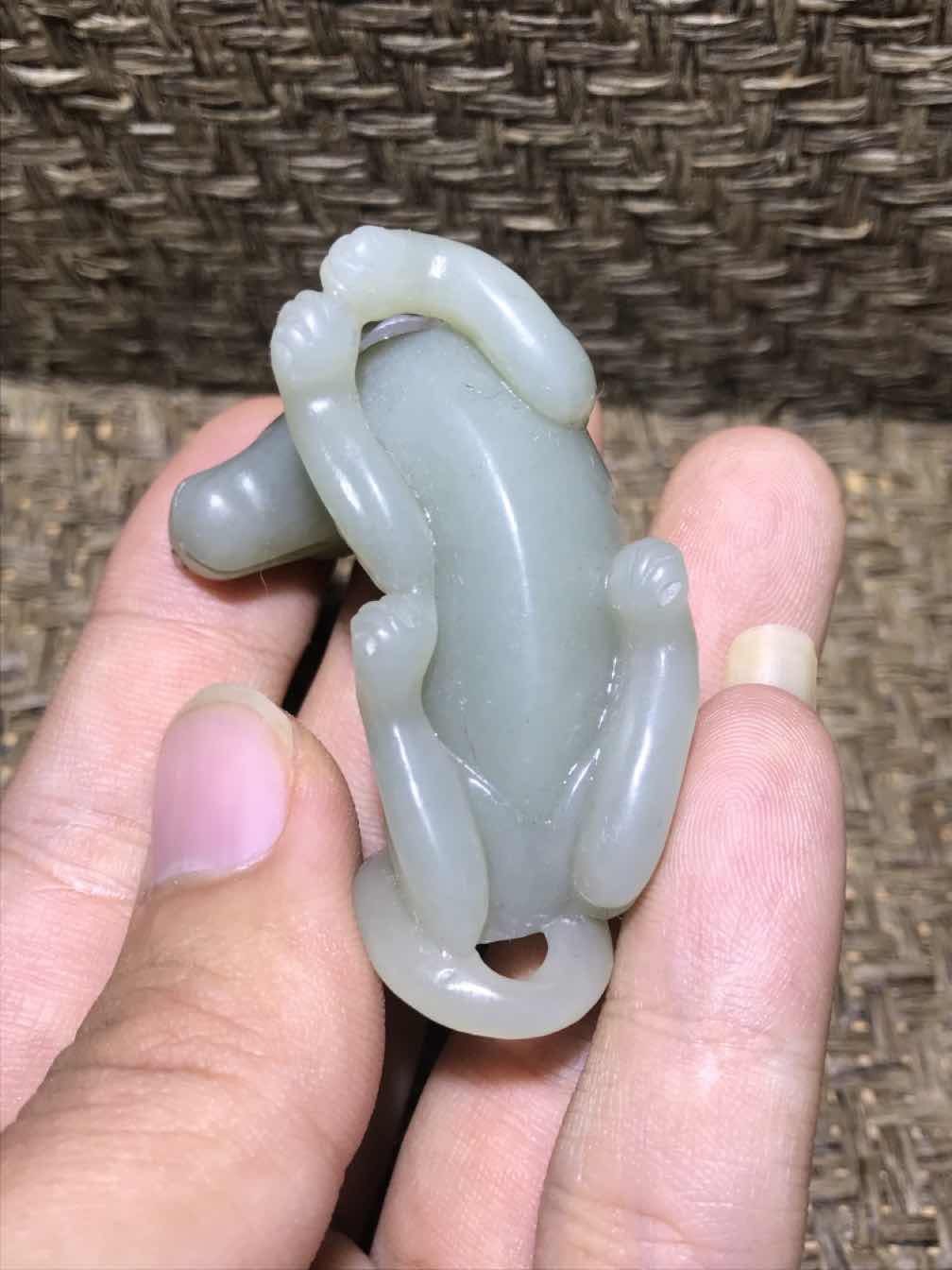精美高油润和田玉青白籽料雕刻忠犬把件(吊坠)一个！