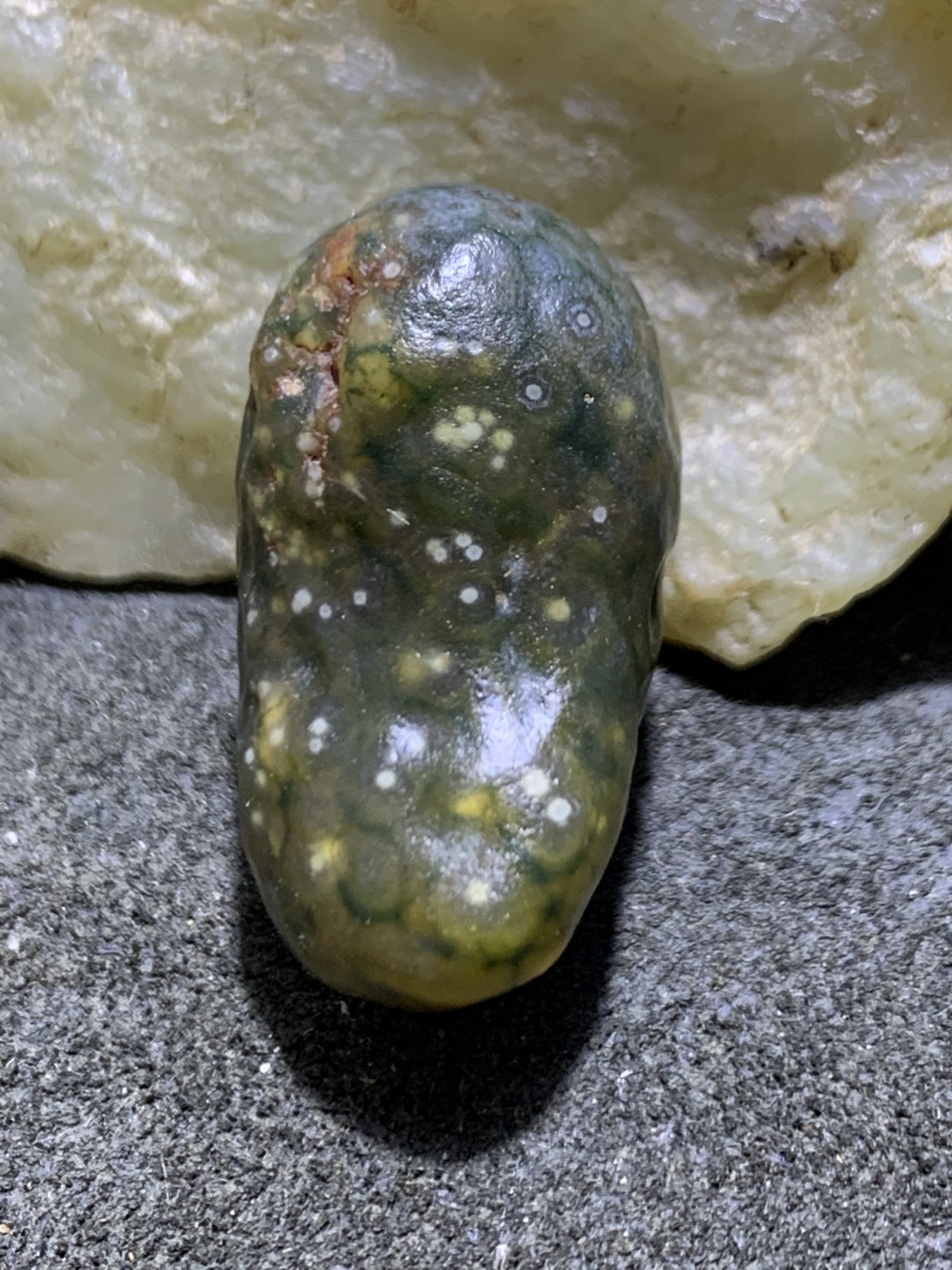 精美戈壁高玉化绿草花筋脉石原石一颗，