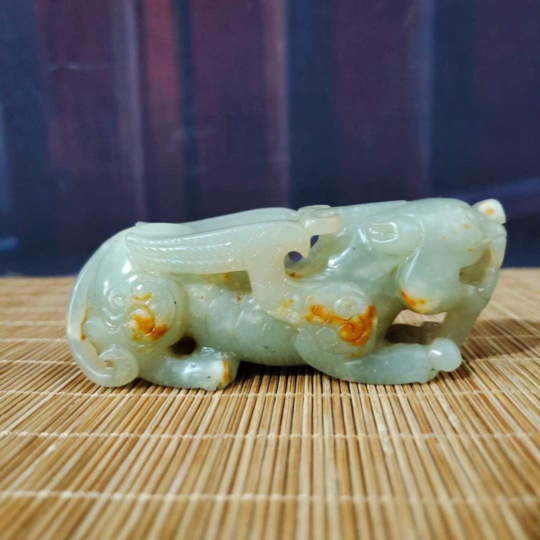 和田玉瑞兽摆件，选料上乘，造型独特，沁色完美，玉质温润细腻，收藏佳品