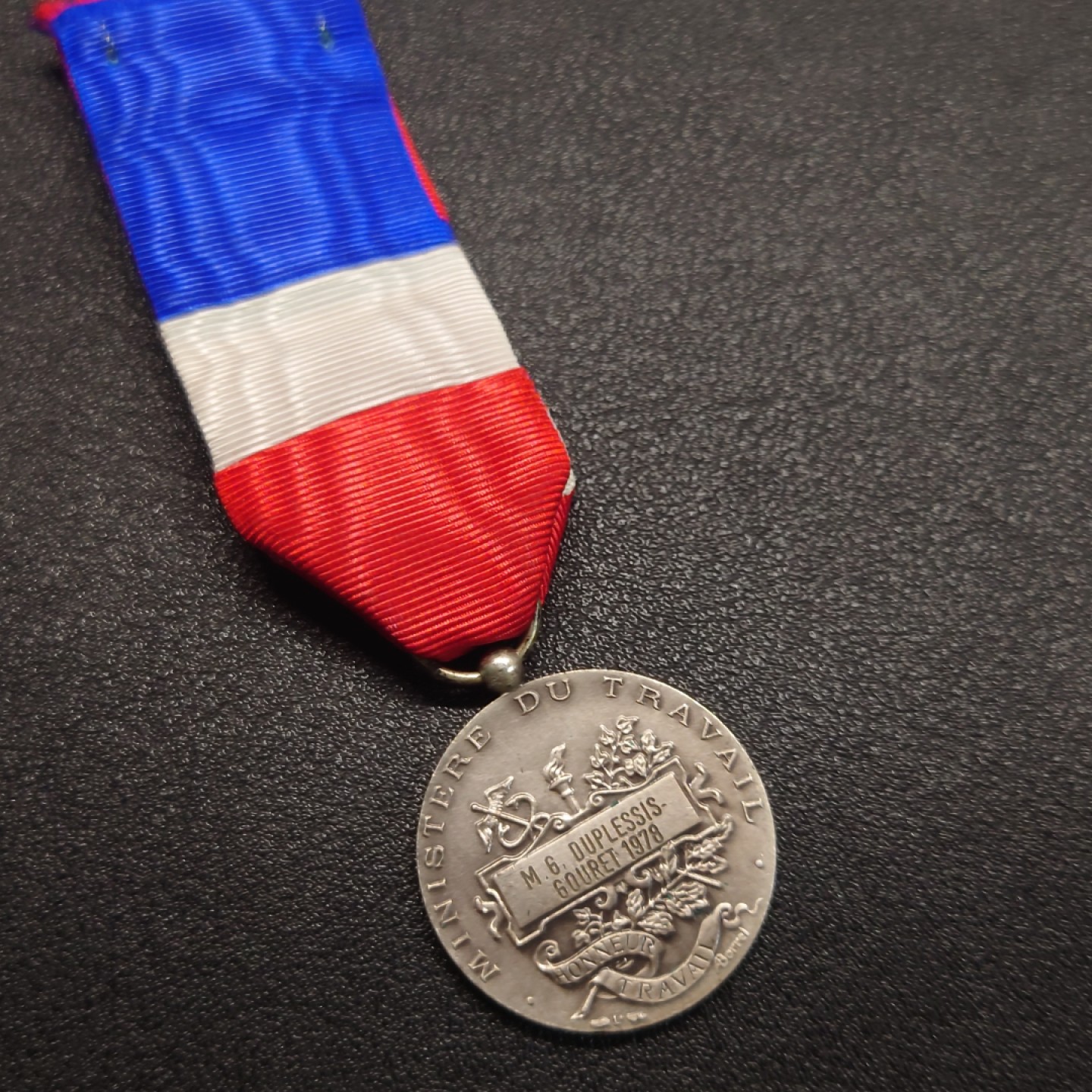 勋章奖章交易所10月6日群卖 法国银级劳动荣誉奖章950银