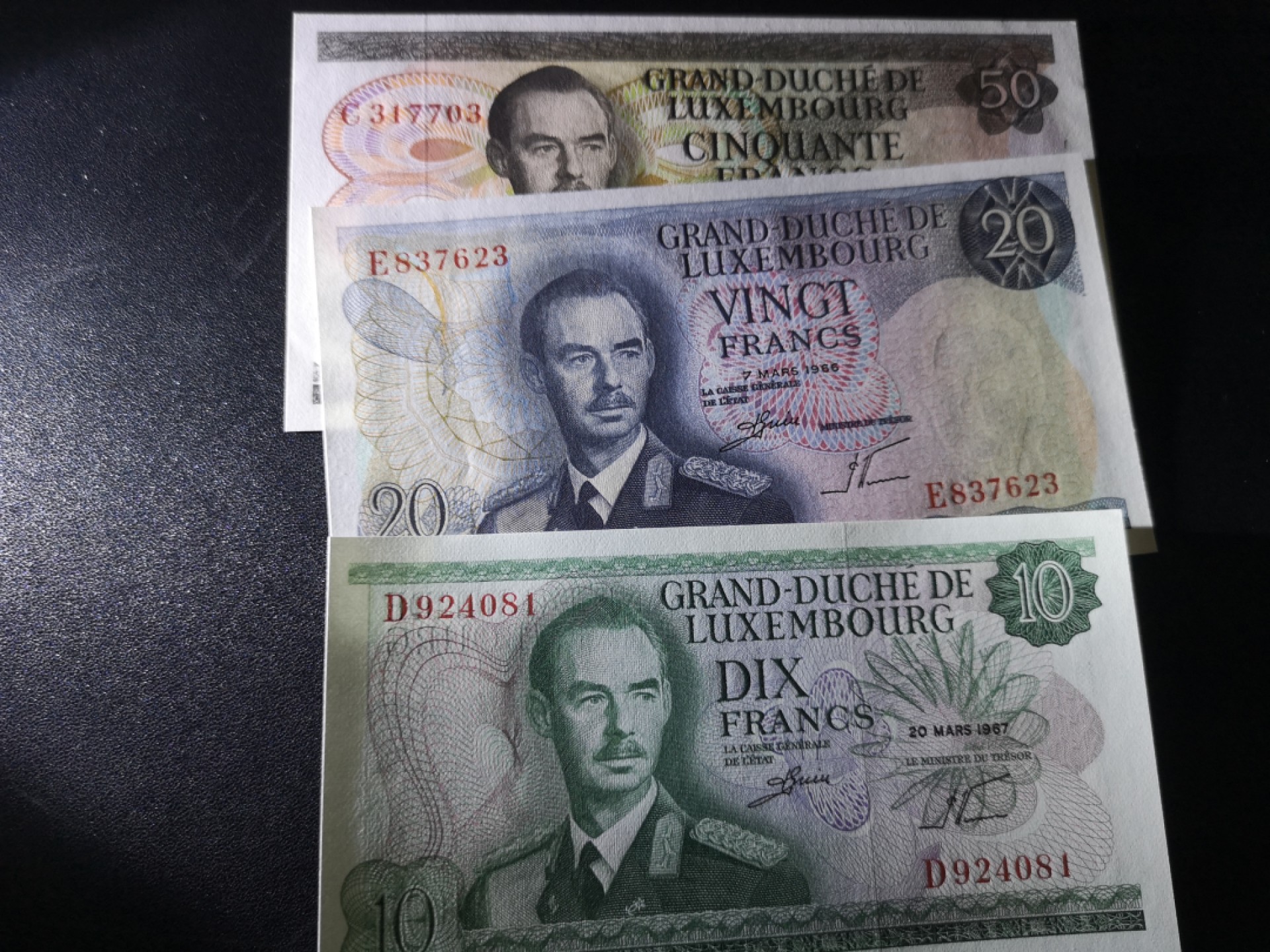 《外钞收藏家》第二百零六期 卢森堡1966-1972年10、20、50小全套 UNC