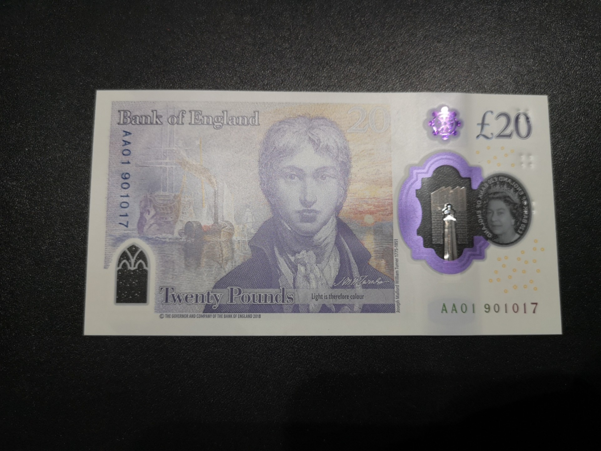 《外钞收藏家》第二百零六期 英国最新版20镑 首发AA01冠 全新 中间有个压痕 参考图片