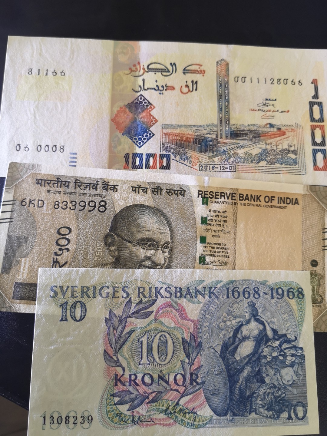 《外钞收藏家》第二百零六期 瑞典10克朗、印度500、阿尔及利亚1000 三张一起 全新UNC