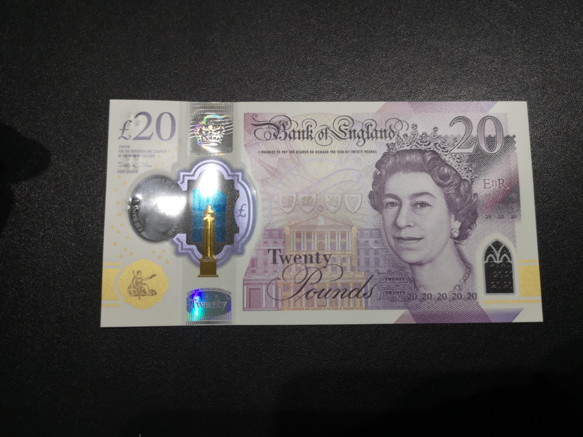 《外钞收藏家》第二百零六期 英国最新版20镑 首发AA01冠 全新 中间有个压痕 参考图片