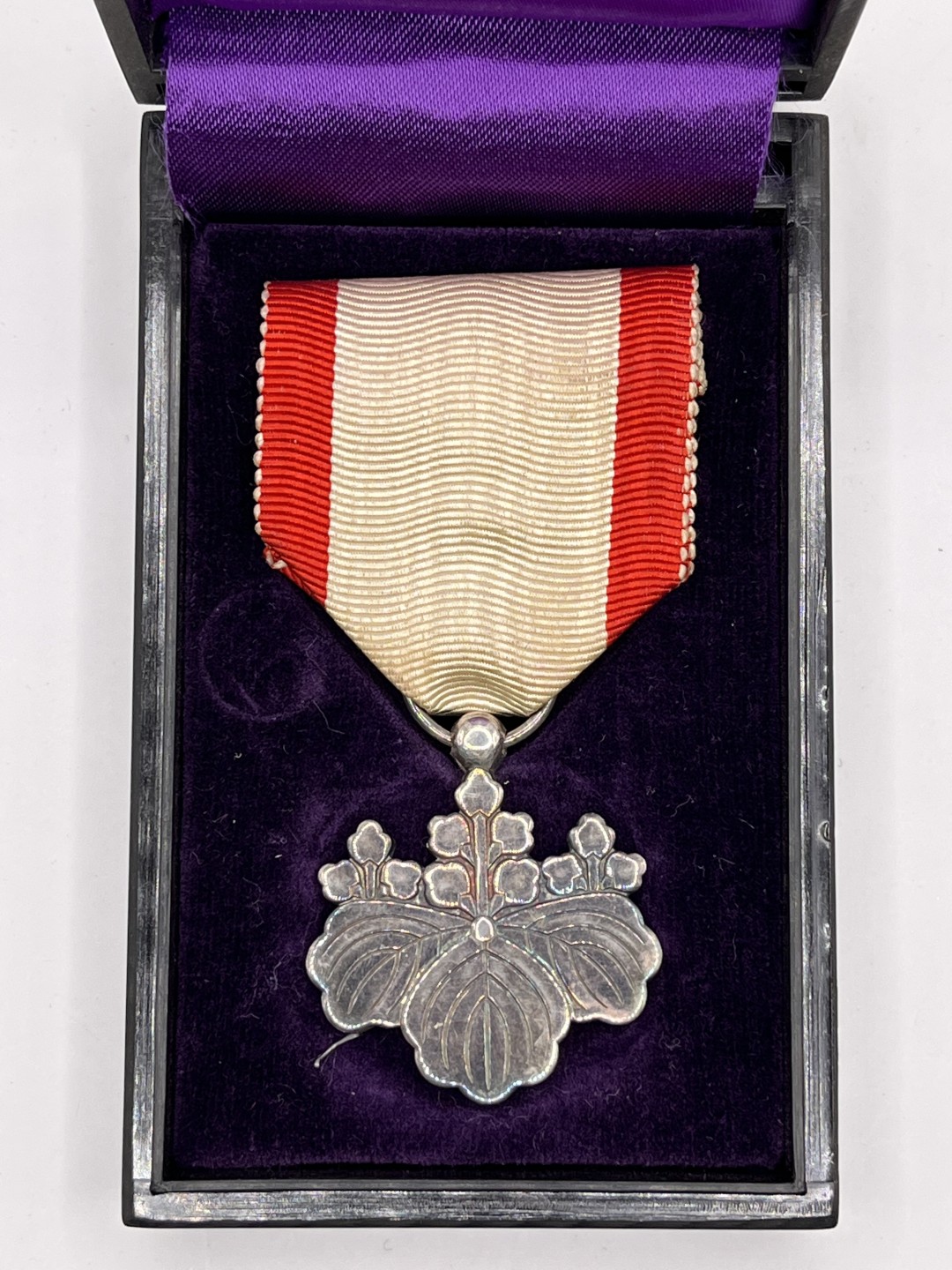 ：第四期 全场0元起拍 咸鱼国勋章拍卖专场 22年10月9日（周日）开始 牢记历史勿忘国耻 日本战后八等白叶章 银质 带盒略