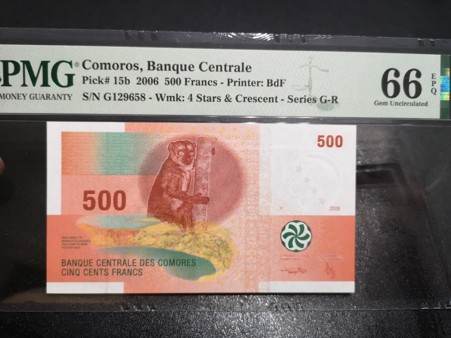 《外钞收藏家》第二百零六期 2006年科摩罗500 PMG66 无47尾8