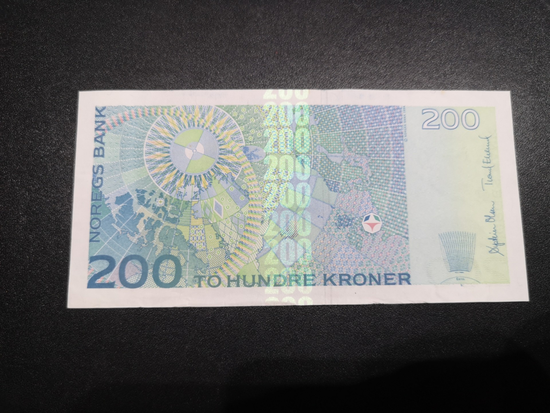 《外钞收藏家》第二百零六期 挪威200克朗 近全新 边上有褶皱 荧光有两个小点潮