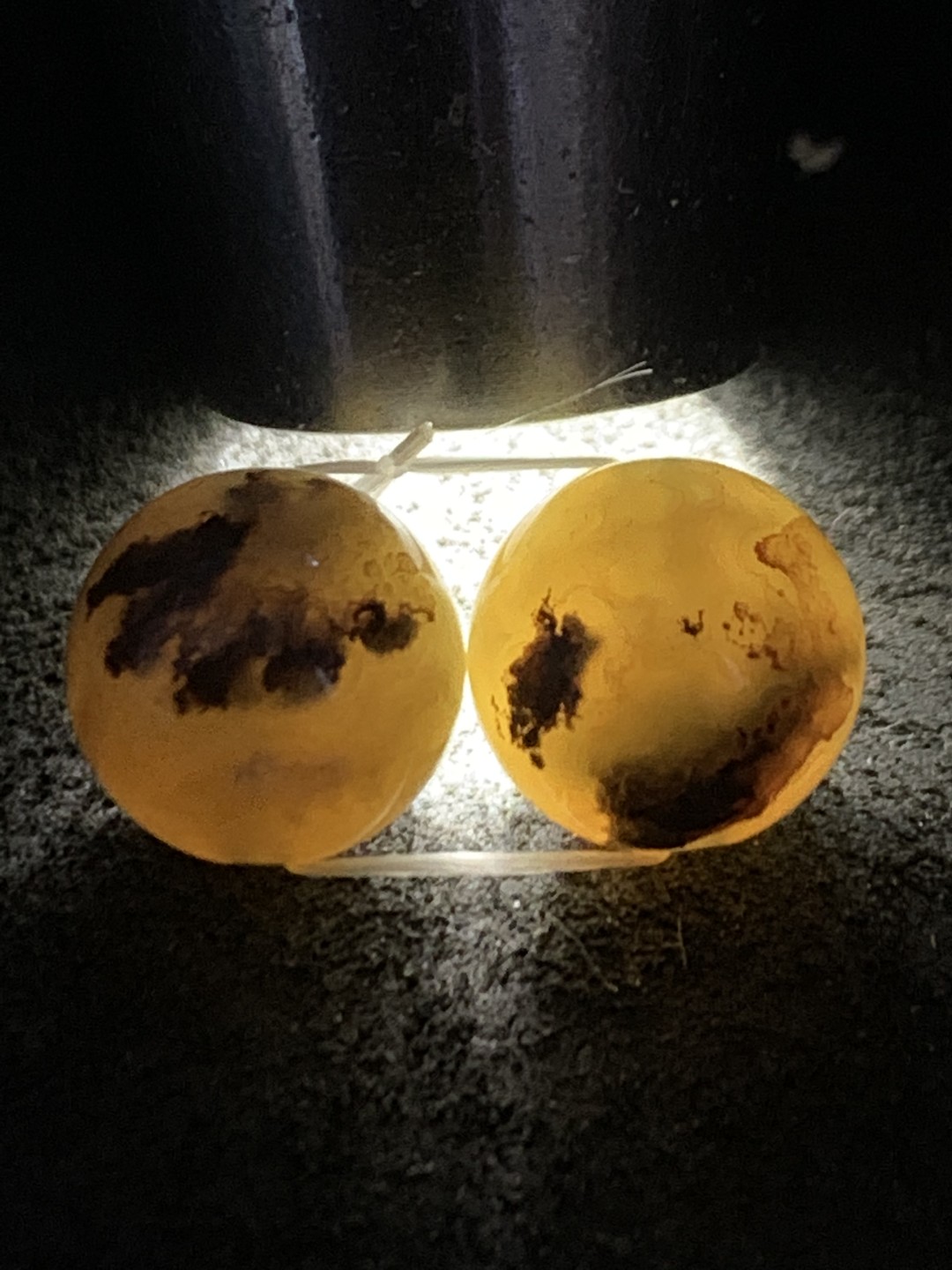 天然阜新黄金水草玛瑙腰珠一对
