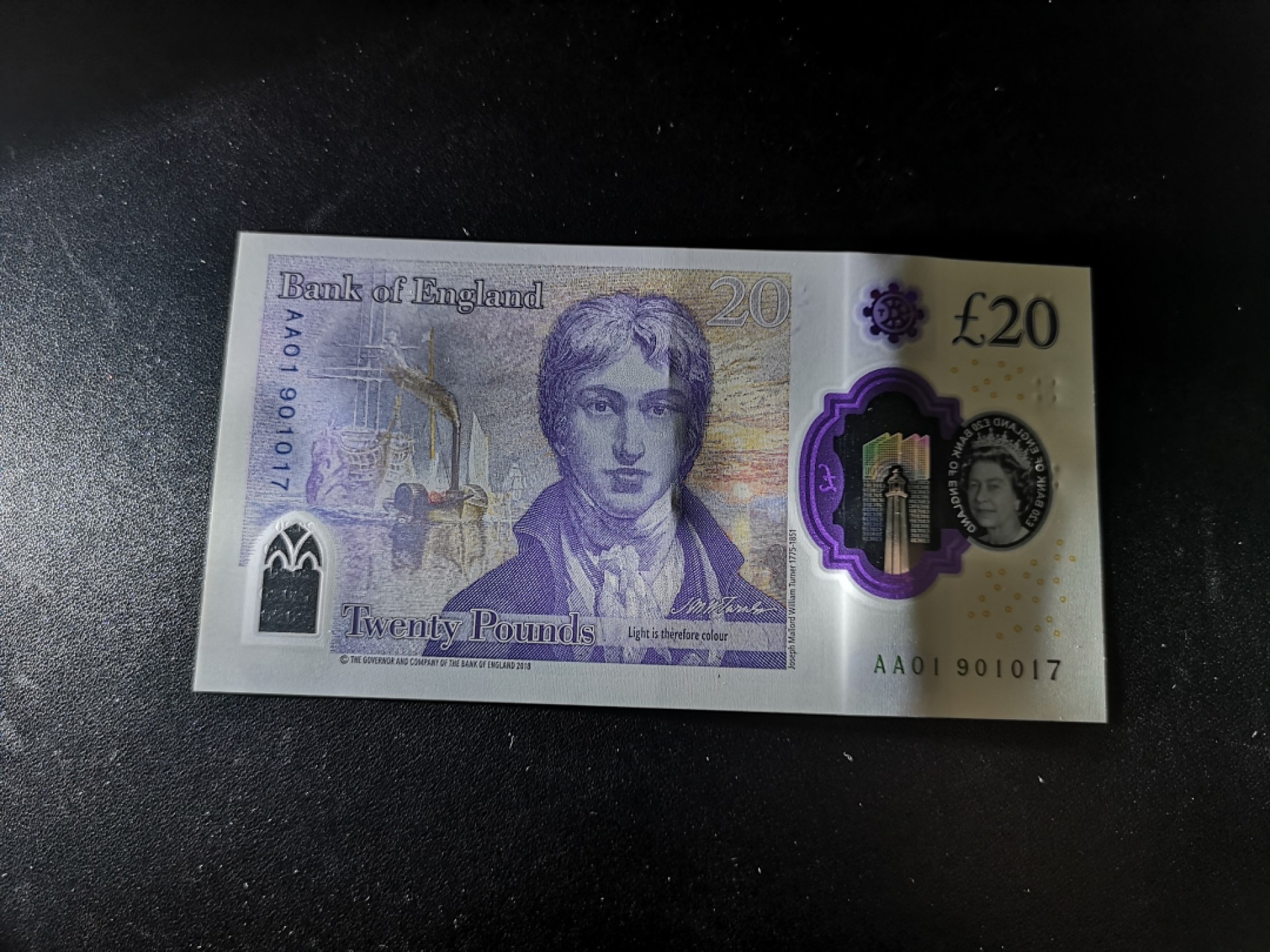 《外钞收藏家》第二百零六期 英国最新版20镑 首发AA01冠 全新 中间有个压痕 参考图片