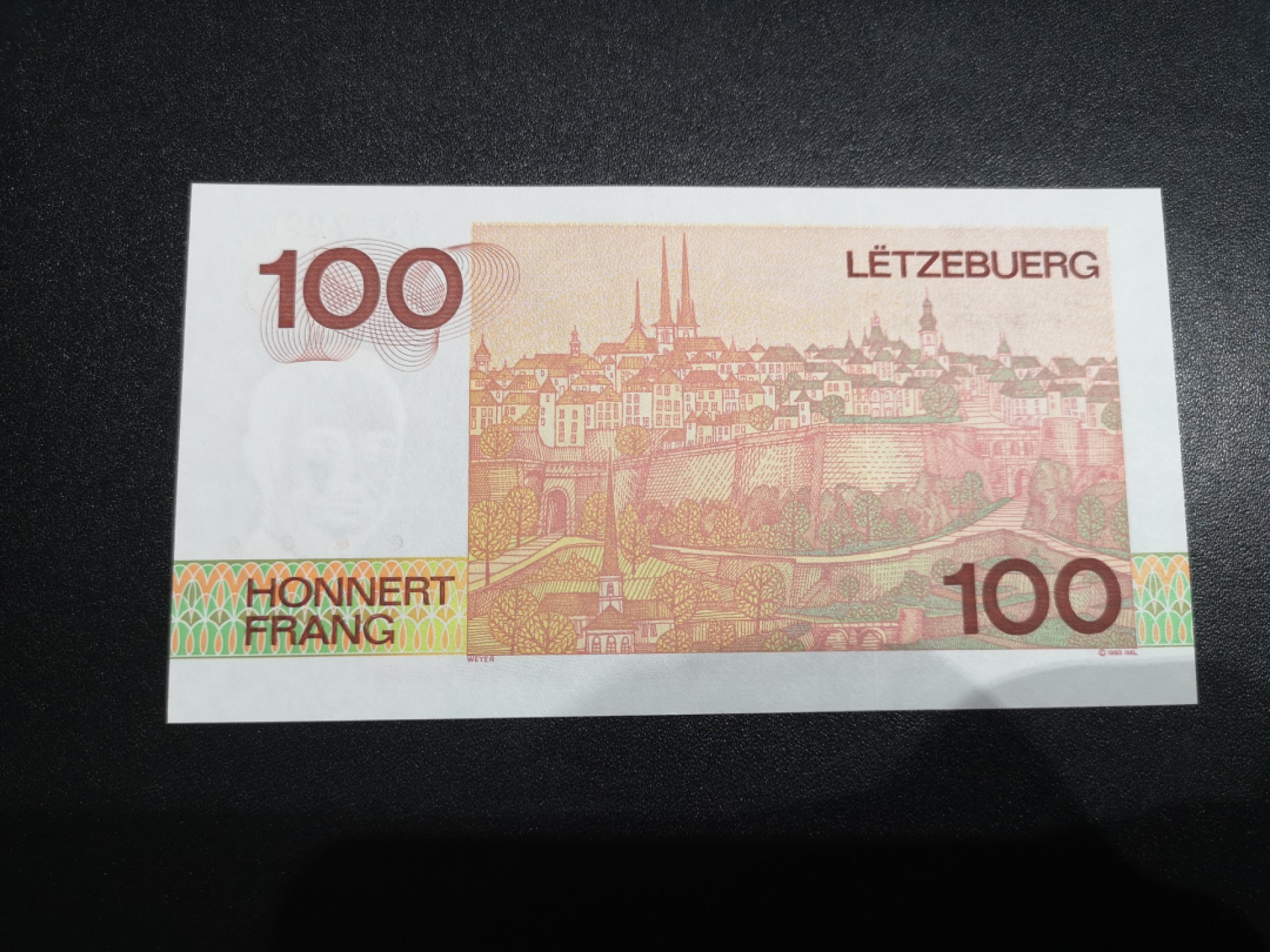 《外钞收藏家》第二百零六期 卢森堡1980年100法郎UNC（强荧光）