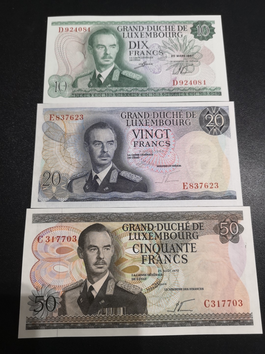 《外钞收藏家》第二百零六期 卢森堡1966-1972年10、20、50小全套 UNC