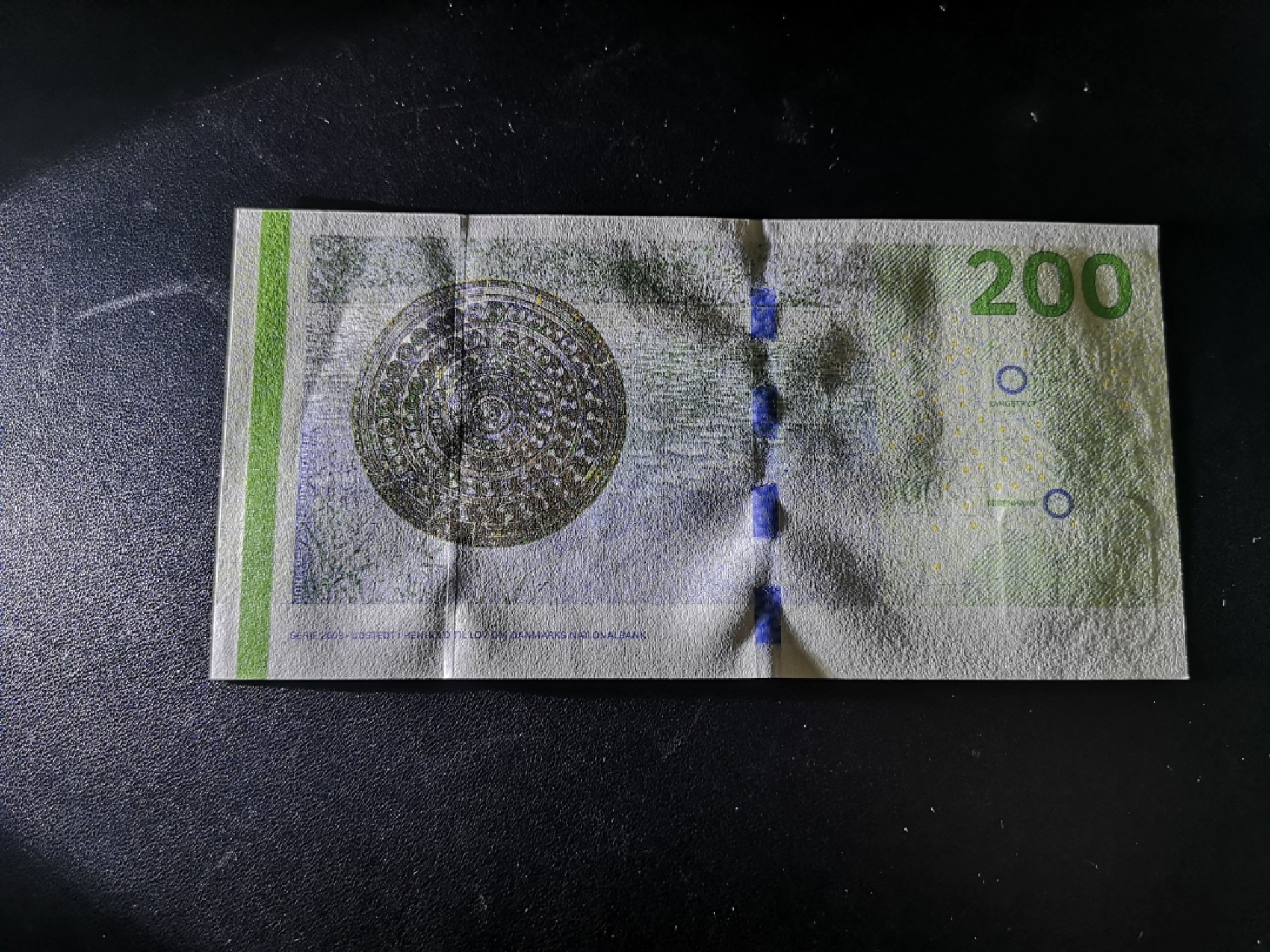 《外钞收藏家》第二百零六期 丹麦桥版200克朗 无47 全新有一道压痕 非贯穿