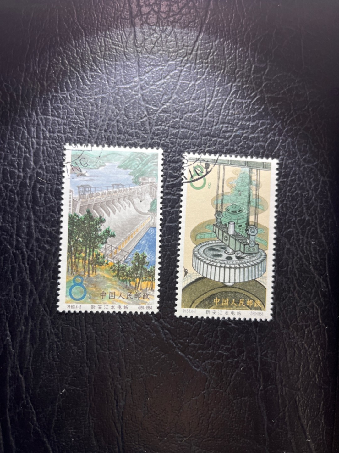 洪涛臻品 精选邮票限时拍卖第四十五期 特68新安江4-2  4-3各1枚 盖销 顺戳，同位置角戳，非常漂亮，★品相可以用完美来形容，版撕全品嘎嘎绝 背胶雪白。解放初的经典票，整版撕开，面艳胶白，票挺洁净，齿孔完美。老纪特的版票资源十分稀缺难寻，机会来临时必须抓住。