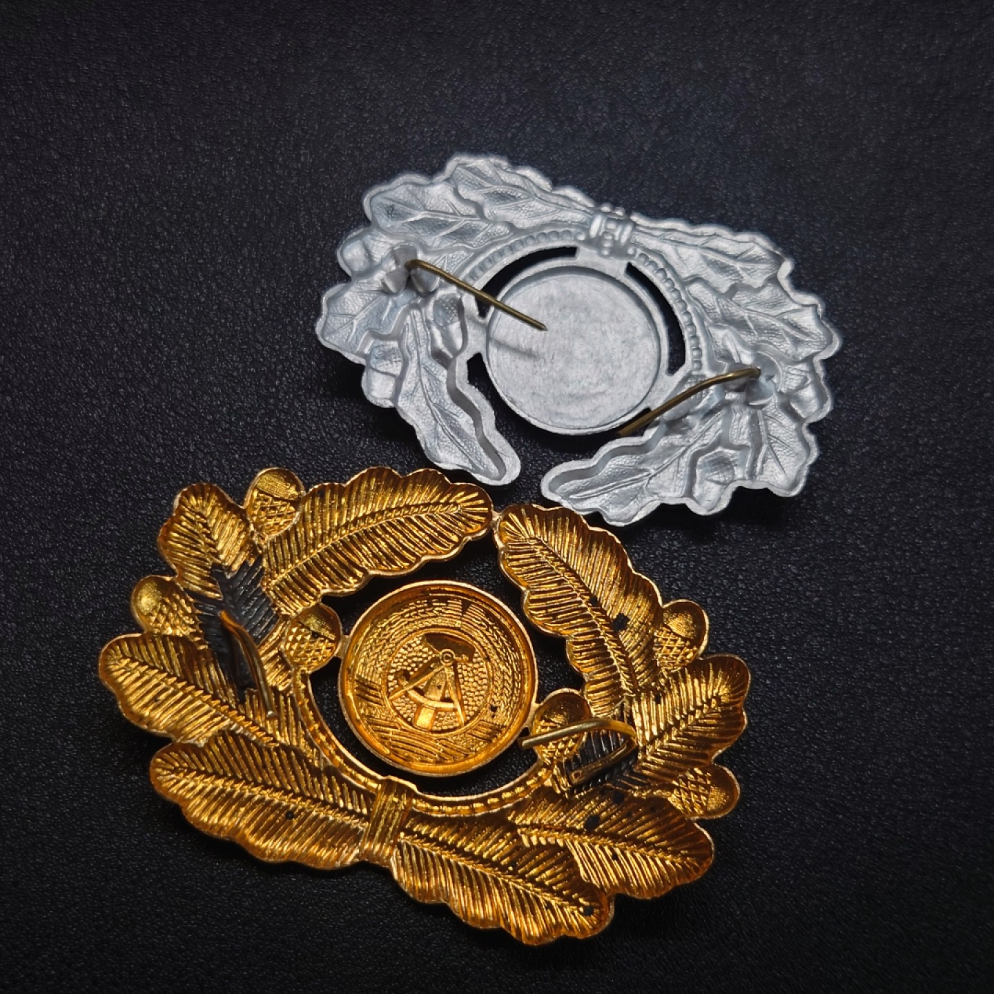 勋章奖章交易所10月6日群卖 东德帽徽一组