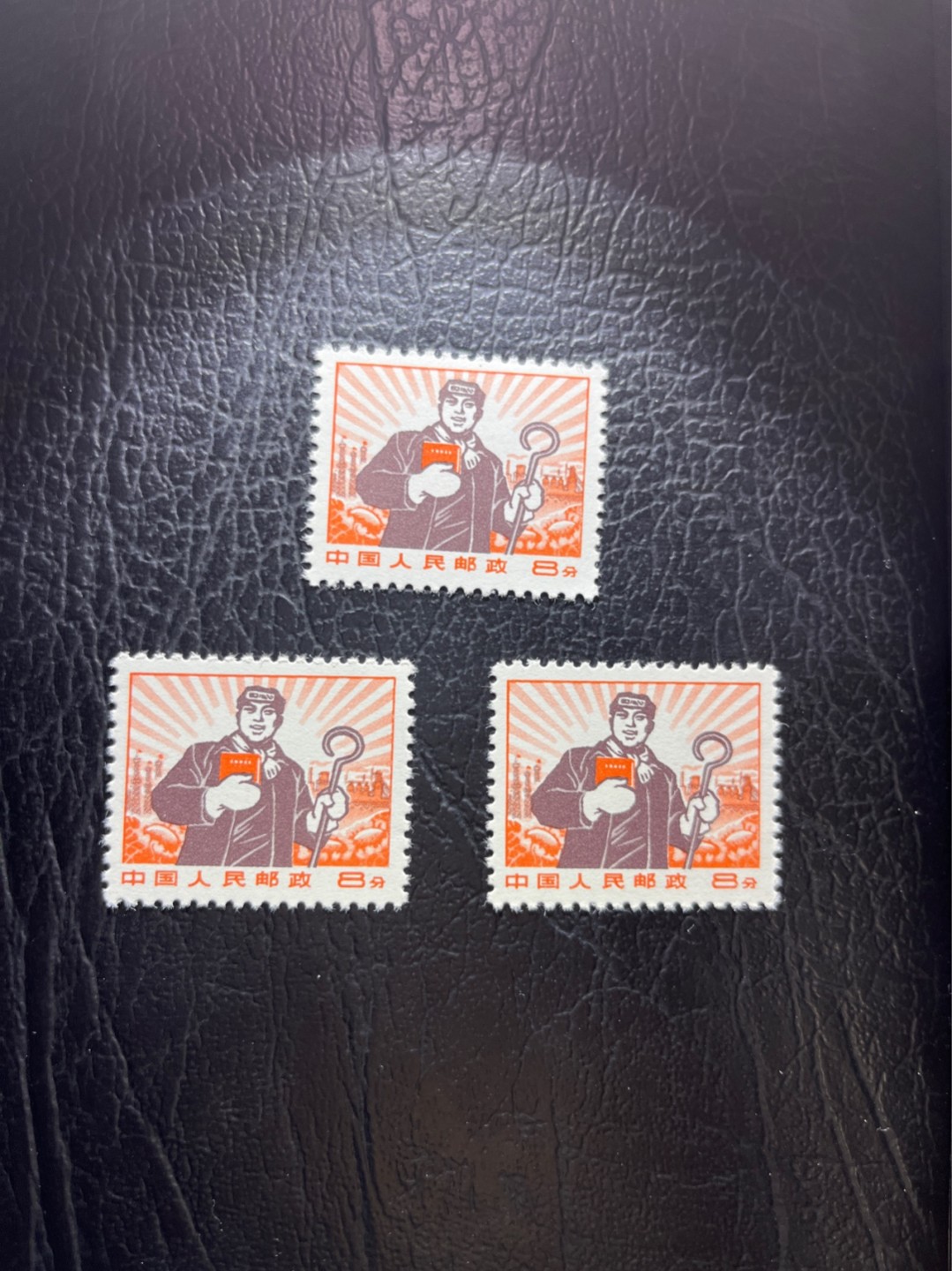 洪涛臻品 精选邮票限时拍卖第四十八期 普无号  8分工人，3枚一组，版撕嘎嘎绝，文革期间发行的唯一一套普票，非常有特点，集邮册中不可缺少的一组，文革票人气足，潜力大，目前处于价值洼地，版撕全品可直接评级，版撕小票价格便宜，多多益善，注意捡漏