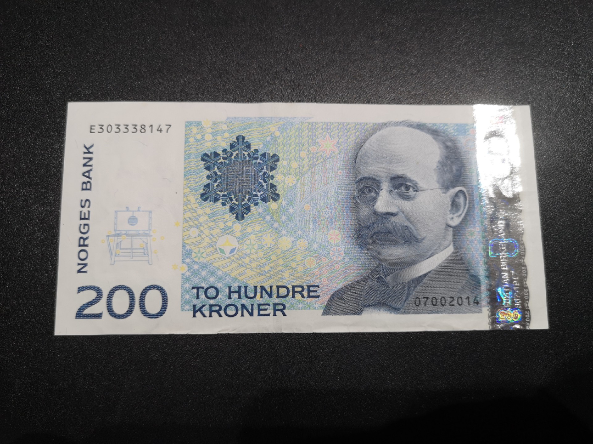 《外钞收藏家》第二百零六期 挪威200克朗 近全新 边上有褶皱 荧光有两个小点潮