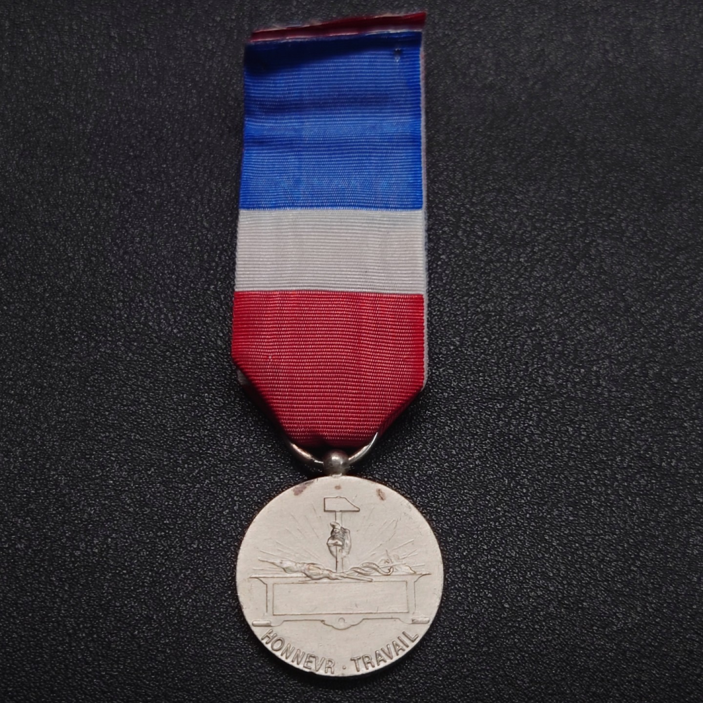 勋章奖章交易所10月6日群卖 法国银级劳动荣誉奖章