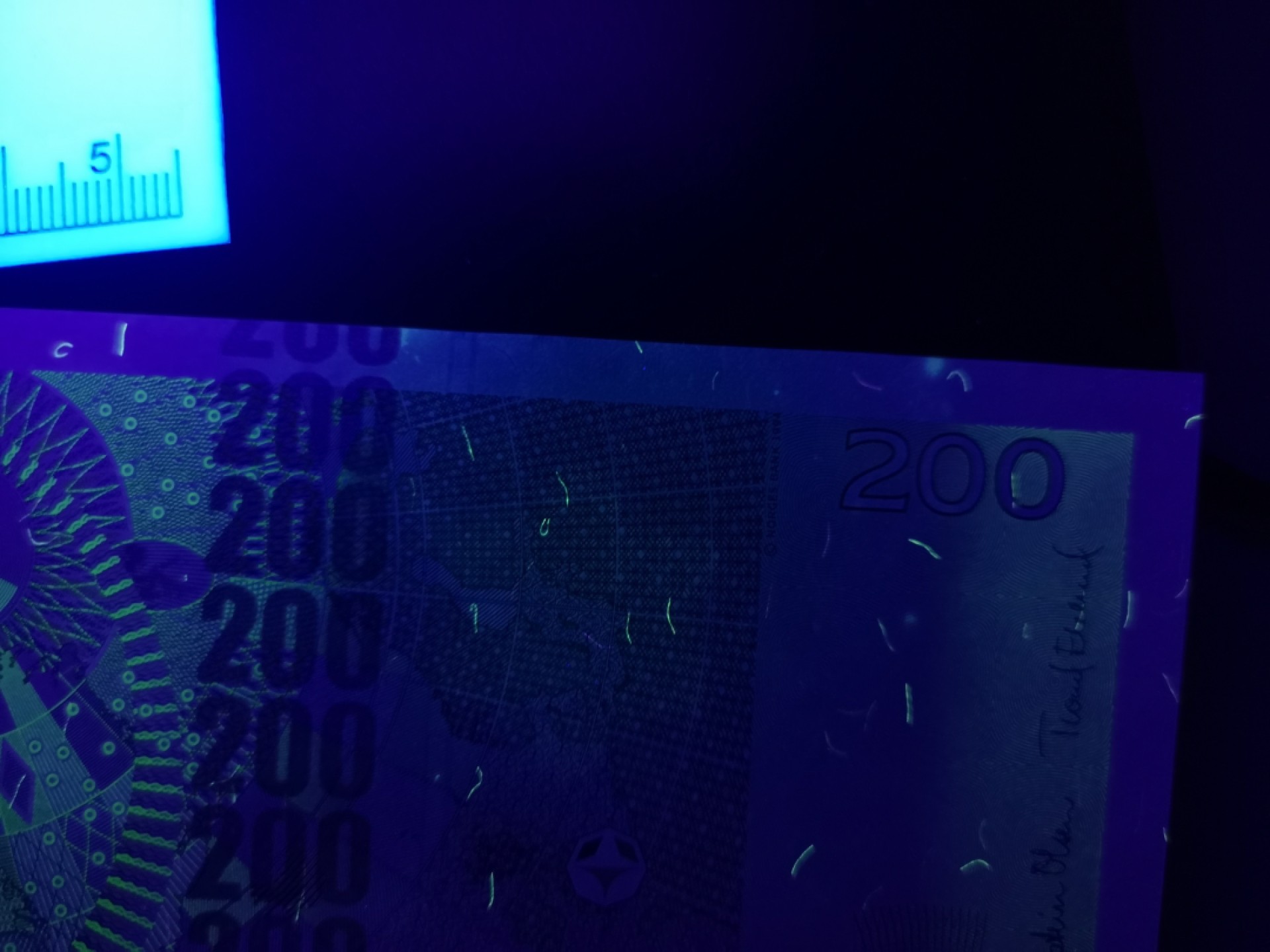 《外钞收藏家》第二百零六期 挪威200克朗 近全新 边上有褶皱 荧光有两个小点潮