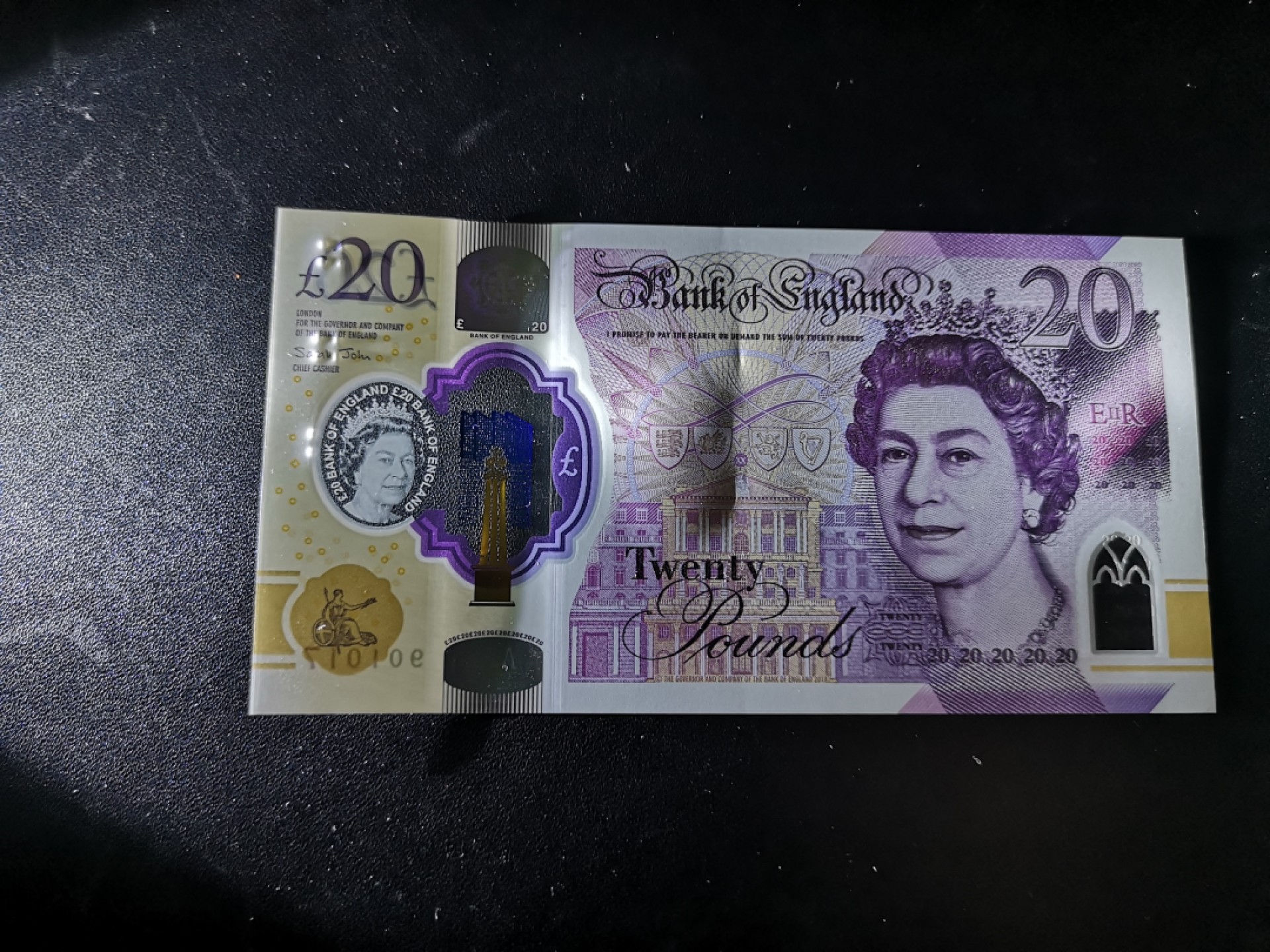 《外钞收藏家》第二百零六期 英国最新版20镑 首发AA01冠 全新 中间有个压痕 参考图片