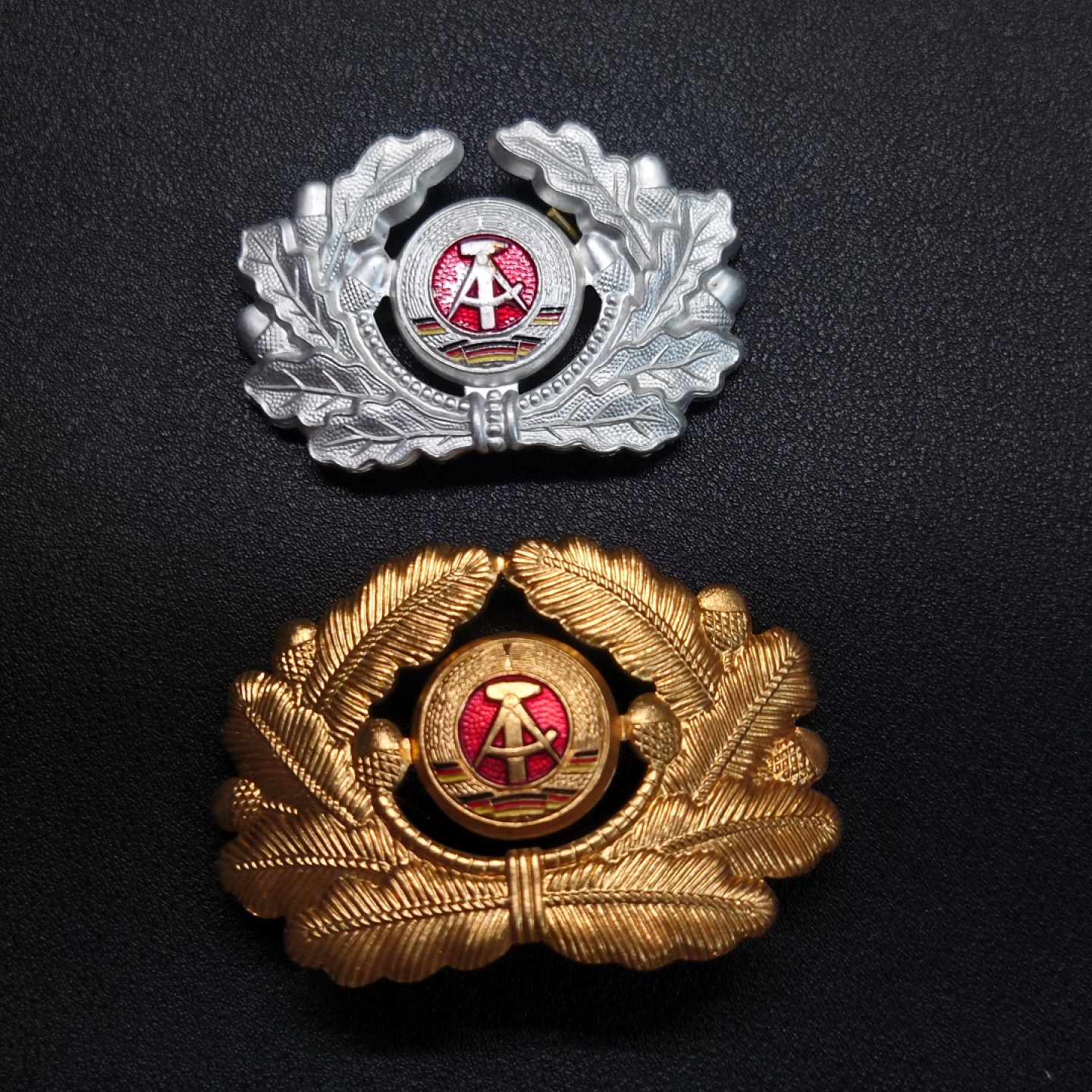 勋章奖章交易所10月6日群卖 东德帽徽一组