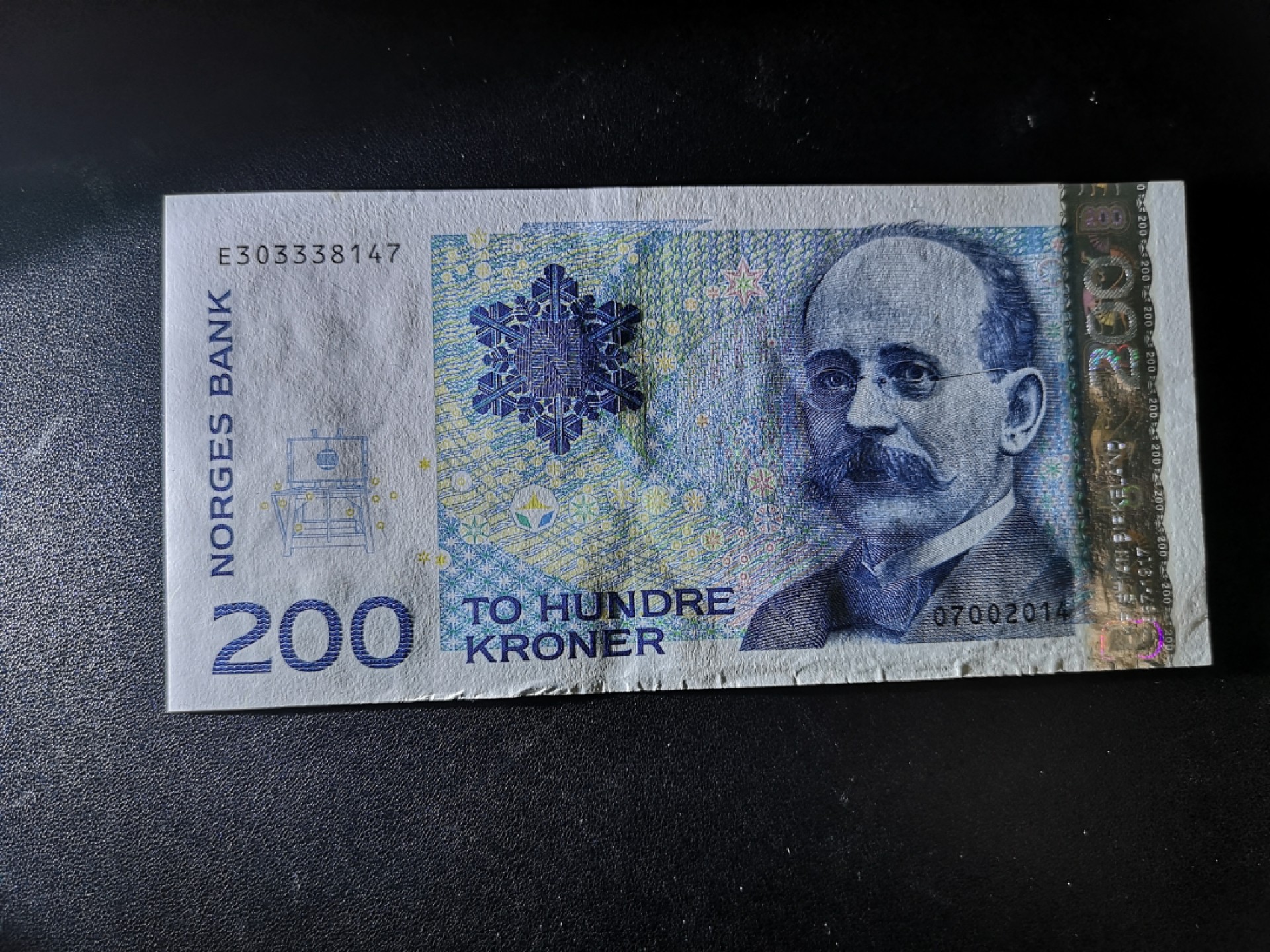 《外钞收藏家》第二百零六期 挪威200克朗 近全新 边上有褶皱 荧光有两个小点潮