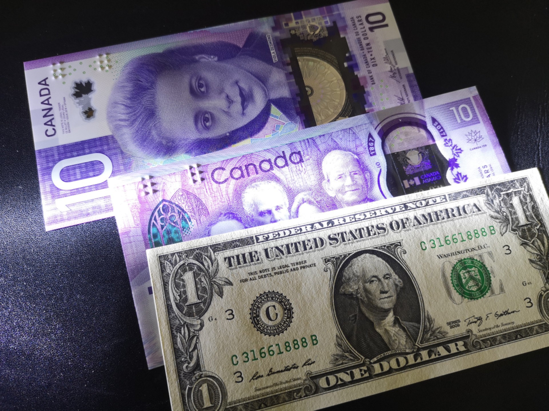 《外钞收藏家》第二百零六期 加拿大新版两张10元 1美元豹子号888 三张一起 全新UNC