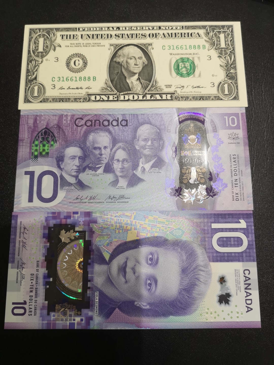 《外钞收藏家》第二百零六期 加拿大新版两张10元 1美元豹子号888 三张一起 全新UNC