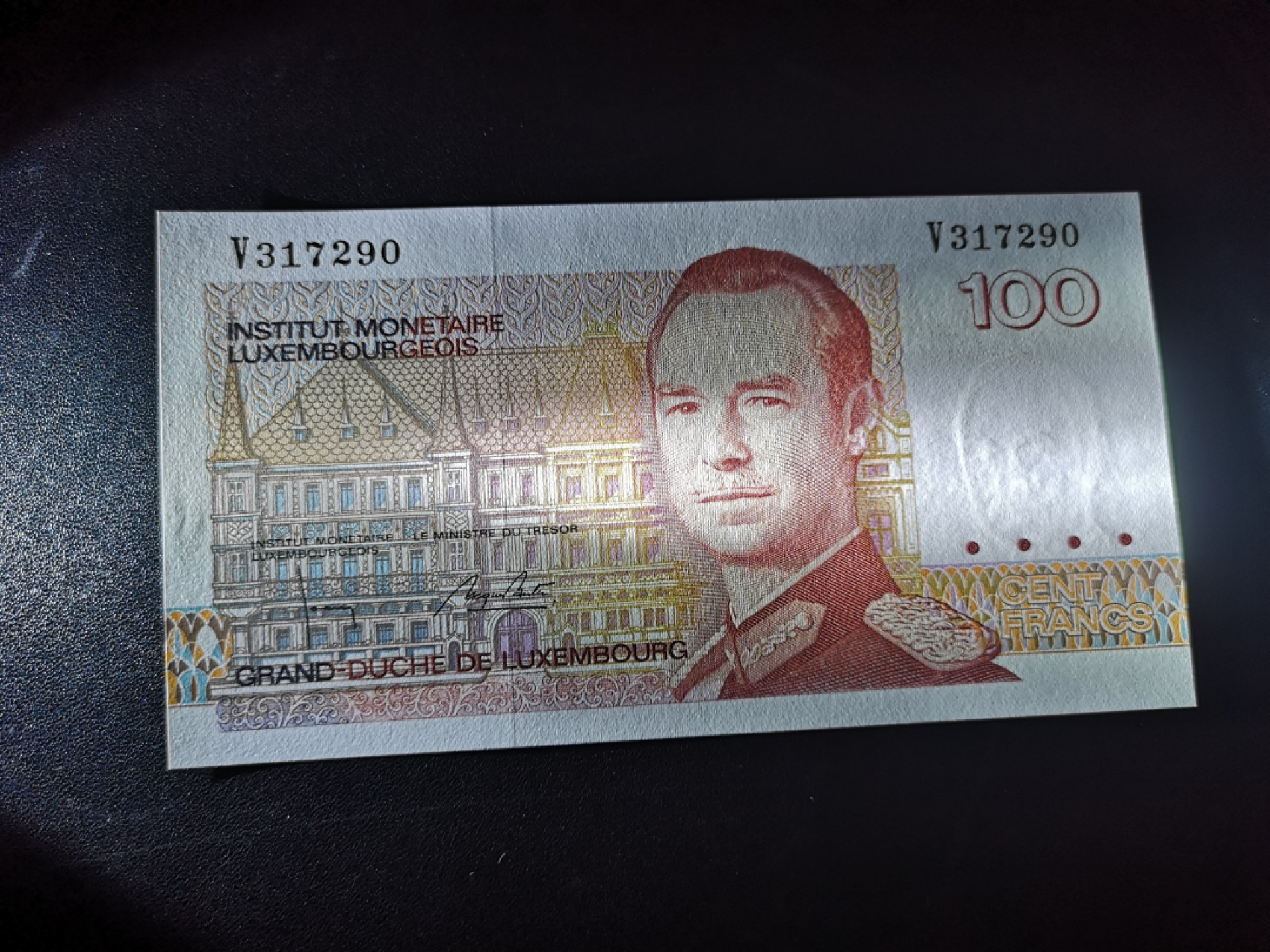 《外钞收藏家》第二百零六期 卢森堡1980年100法郎UNC（强荧光）