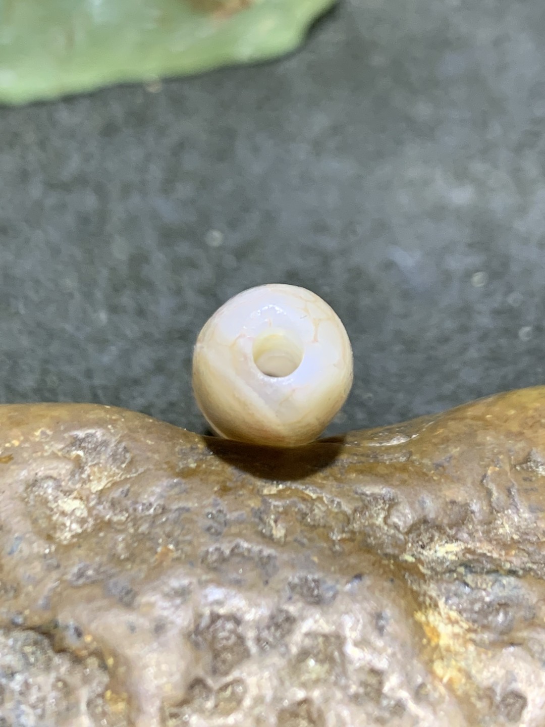 精美藏传龙纹火贡玛瑙桶珠一个