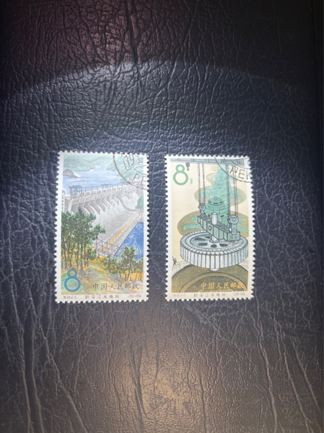 洪涛臻品 精选邮票限时拍卖第四十八期 特68新安江4-2  4-3各1枚 盖销 顺戳，同位置角戳，非常漂亮，★品相可以用完美来形容，版撕全品嘎嘎绝 背胶雪白。解放初的经典票，整版撕开，面艳胶白，票挺洁净，齿孔完美。老纪特的版票资源十分稀缺难寻，机会来临时必须抓住。尾货处理，随时售缺，注意捡漏