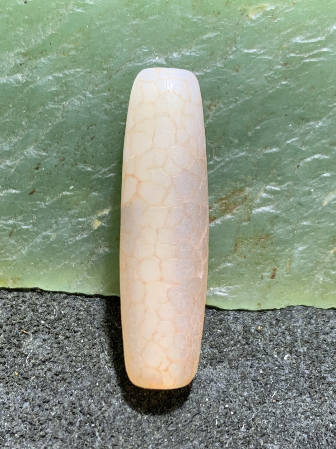 精美藏传龙纹火贡玛瑙桶珠一个