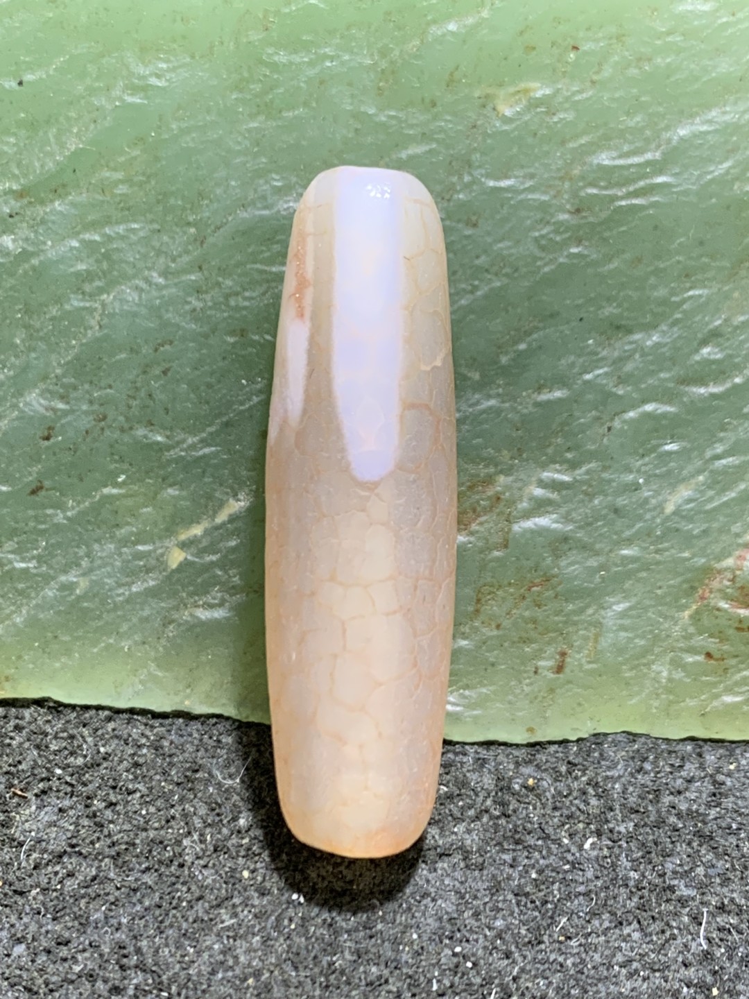 精美藏传龙纹火贡玛瑙桶珠一个