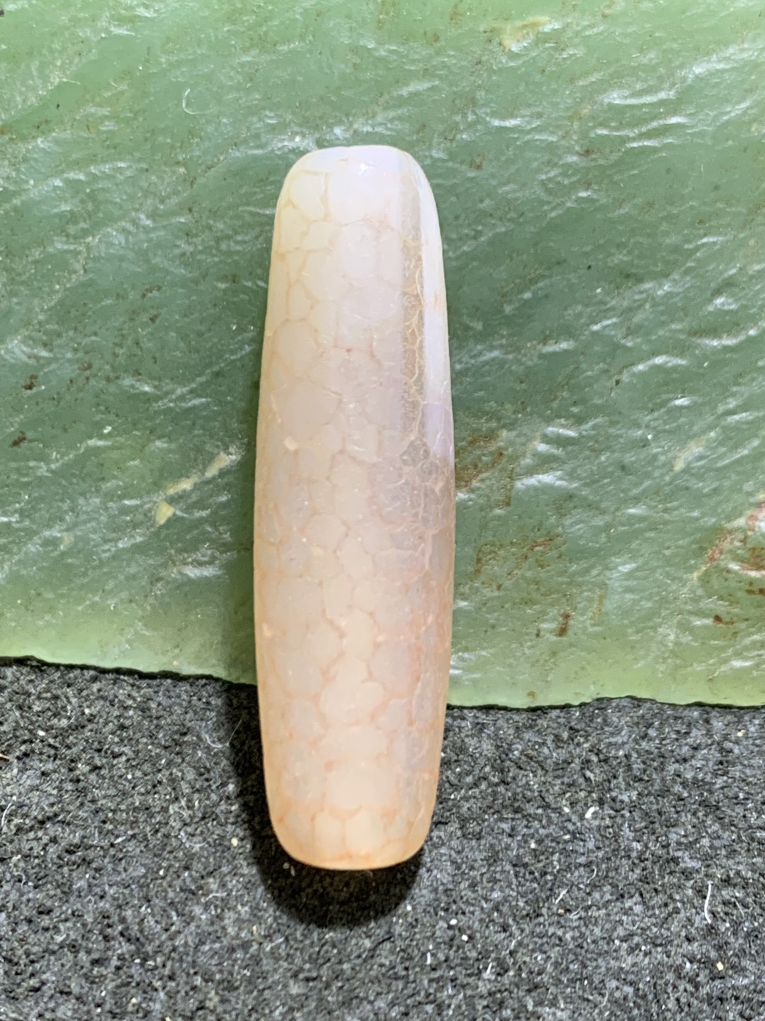 精美藏传龙纹火贡玛瑙桶珠一个