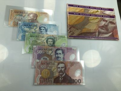 【三泉🏦QuanSe】拍卖⚖️第2期（纸币专场） - 新西兰2004年版5-100元首发AA全同号纪念册UNC（第349号）发行量1000册