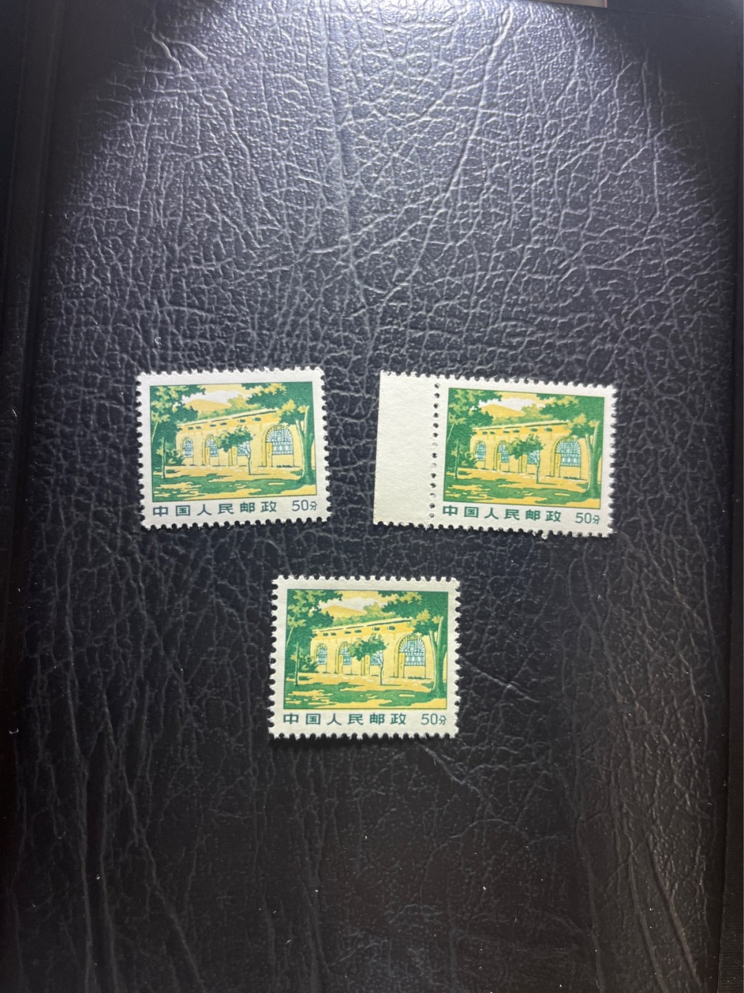 洪涛臻品 精选邮票限时拍卖第四十七期 普无号  50分枣园，3枚一组，版撕嘎嘎绝，文革期间发行的唯一一套普票，非常有特点，集邮册中不可缺少的一组，文革票人气足，潜力大，目前处于价值洼地，版撕全品可直接评级，版撕小票价格便宜，多多益善，注意捡漏