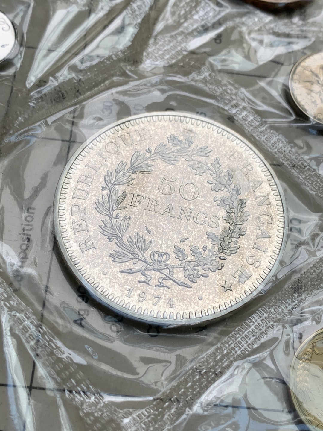 《竞宝斋》第102场-本周四 套币裸币专场（全场不限金额包邮） 原盒证书 法国1974年 封装九枚套 其中50法郎大力神是大银币 全套少见