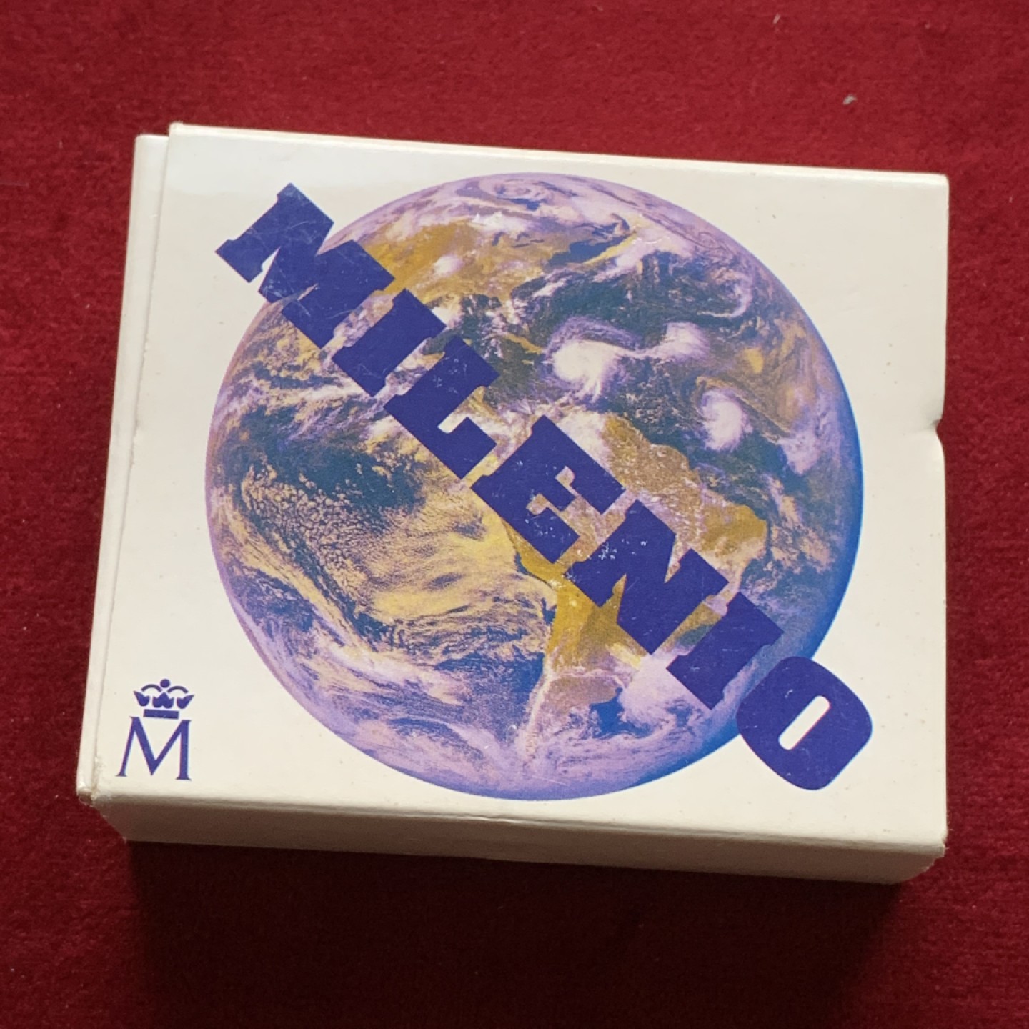 《竞宝斋》第102场-本周四 套币裸币专场（全场不限金额包邮） 原木盒 西班牙1999年 千禧年纪念 1500比塞塔精制银币 八角形 稀少品种