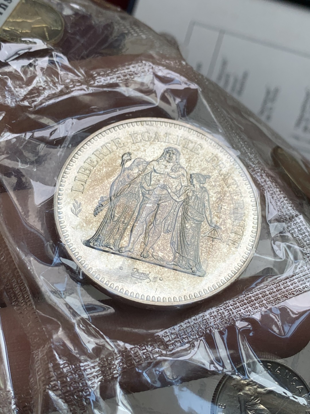 《竞宝斋》第102场-本周四 套币裸币专场（全场不限金额包邮） 原盒证书 法国1974年 封装九枚套 其中50法郎大力神是大银币 全套少见