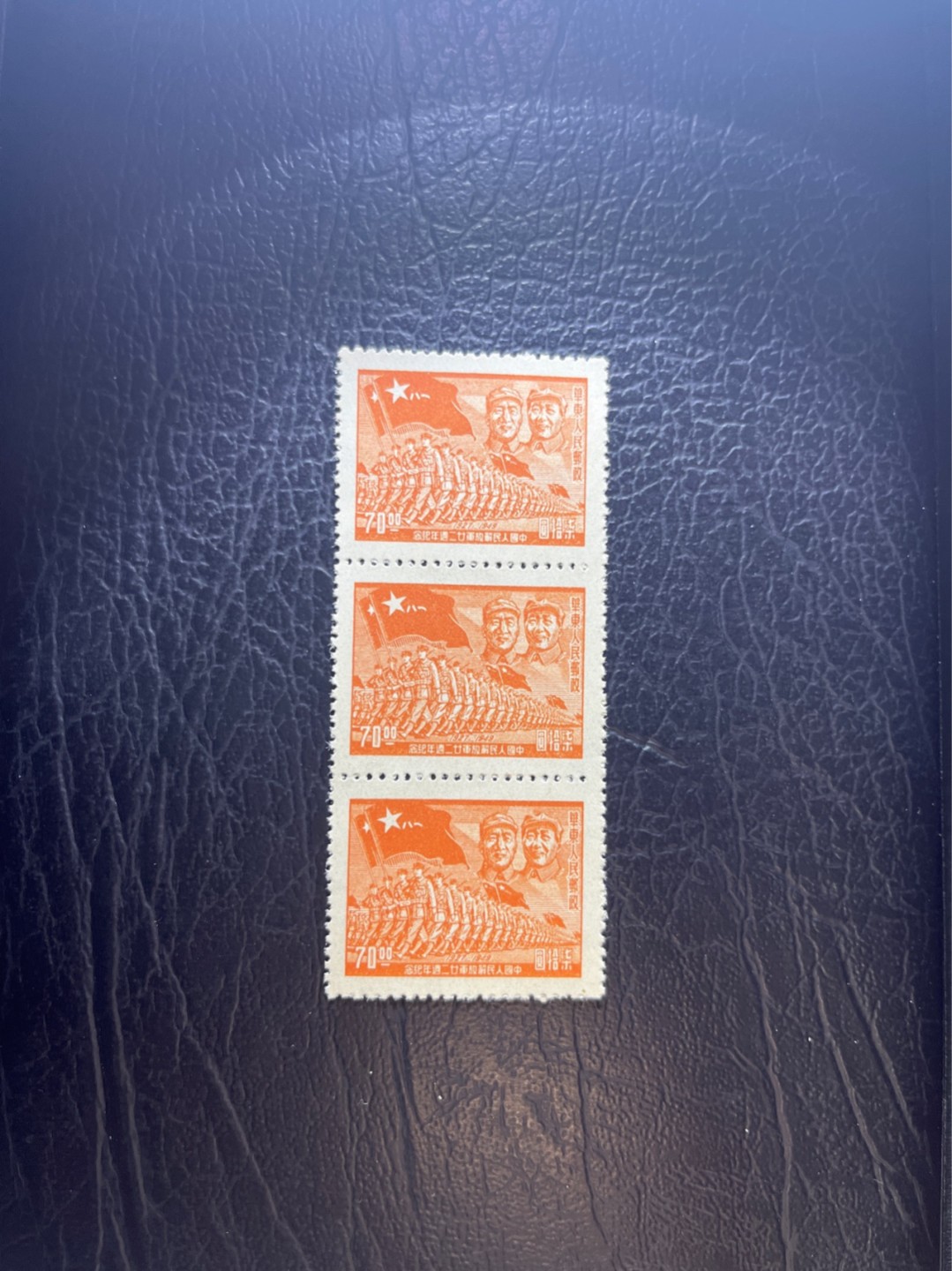 洪涛臻品 精选邮票限时拍卖第四十九期 1949年发行的进军图邮票70元，竖3连 版撕全品一组，进军图纸张薄，多数都有折痕，全品无折痕的非常少★整版挑无折痕的撕成小块出★后面剩的多数有折痕，要买抓紧！！！所有拍品包过灯，ASG评级资源储备，注意捡漏