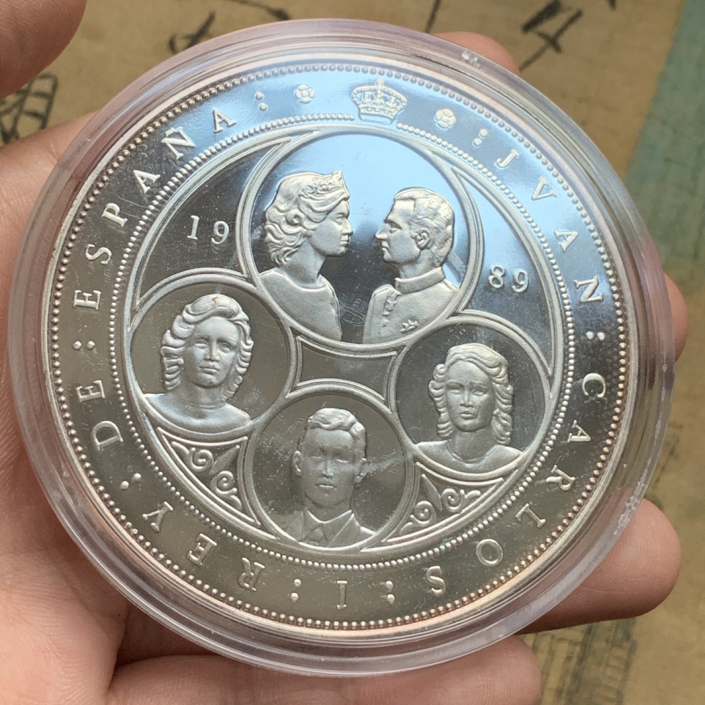 《竞宝斋》第102场-本周四 套币裸币专场（全场不限金额包邮） 木盒证书 西班牙1989年 波旁皇室全家福 10000比塞塔 168.75克 大银币