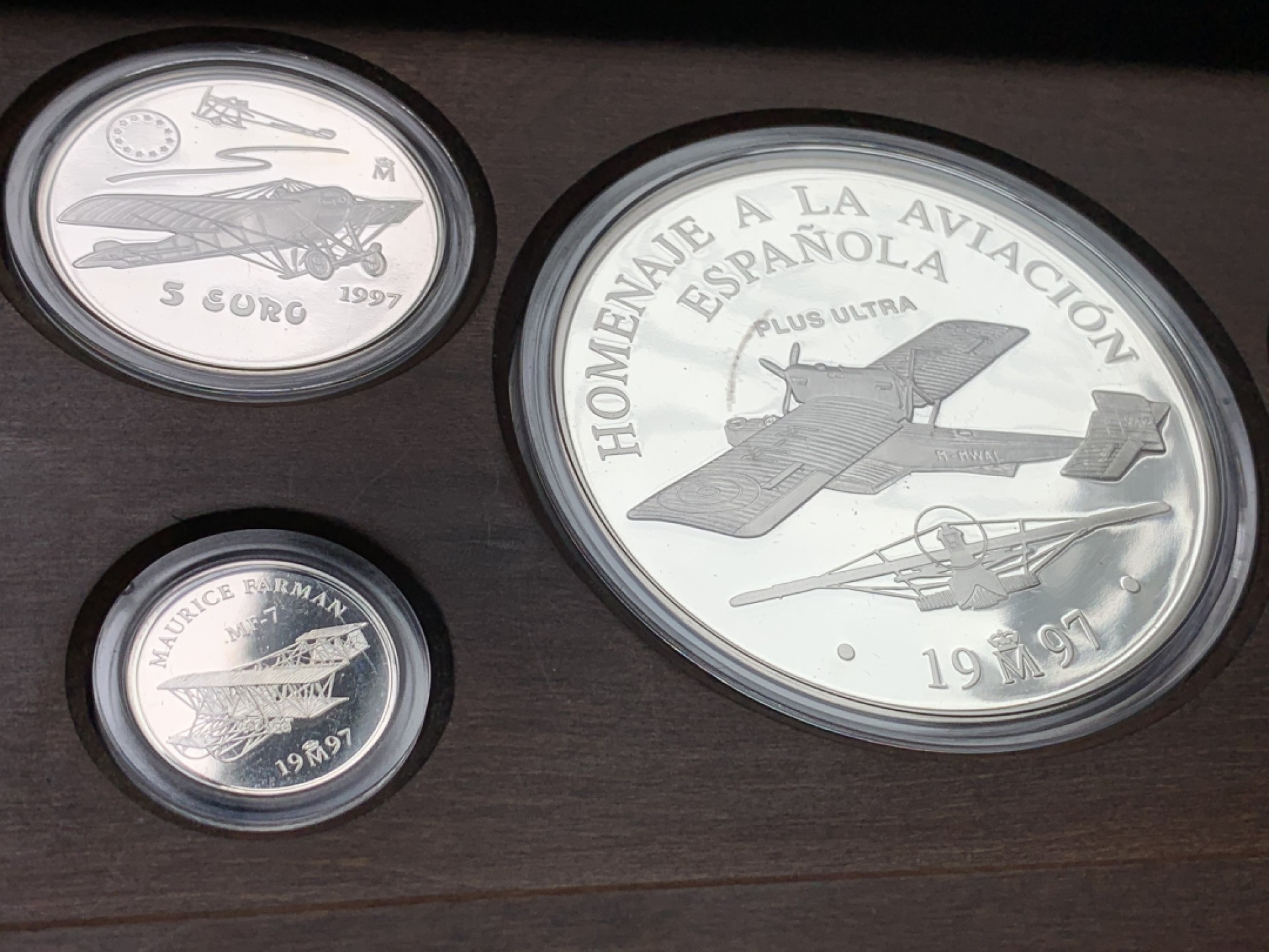 《竞宝斋》第102场-本周四 套币裸币专场（全场不限金额包邮） 原盒证书 西班牙 1997年 战斗机纪念 1/5/25Euro精制大银币 6.72/33.62/168.75克 少的空位是大金币