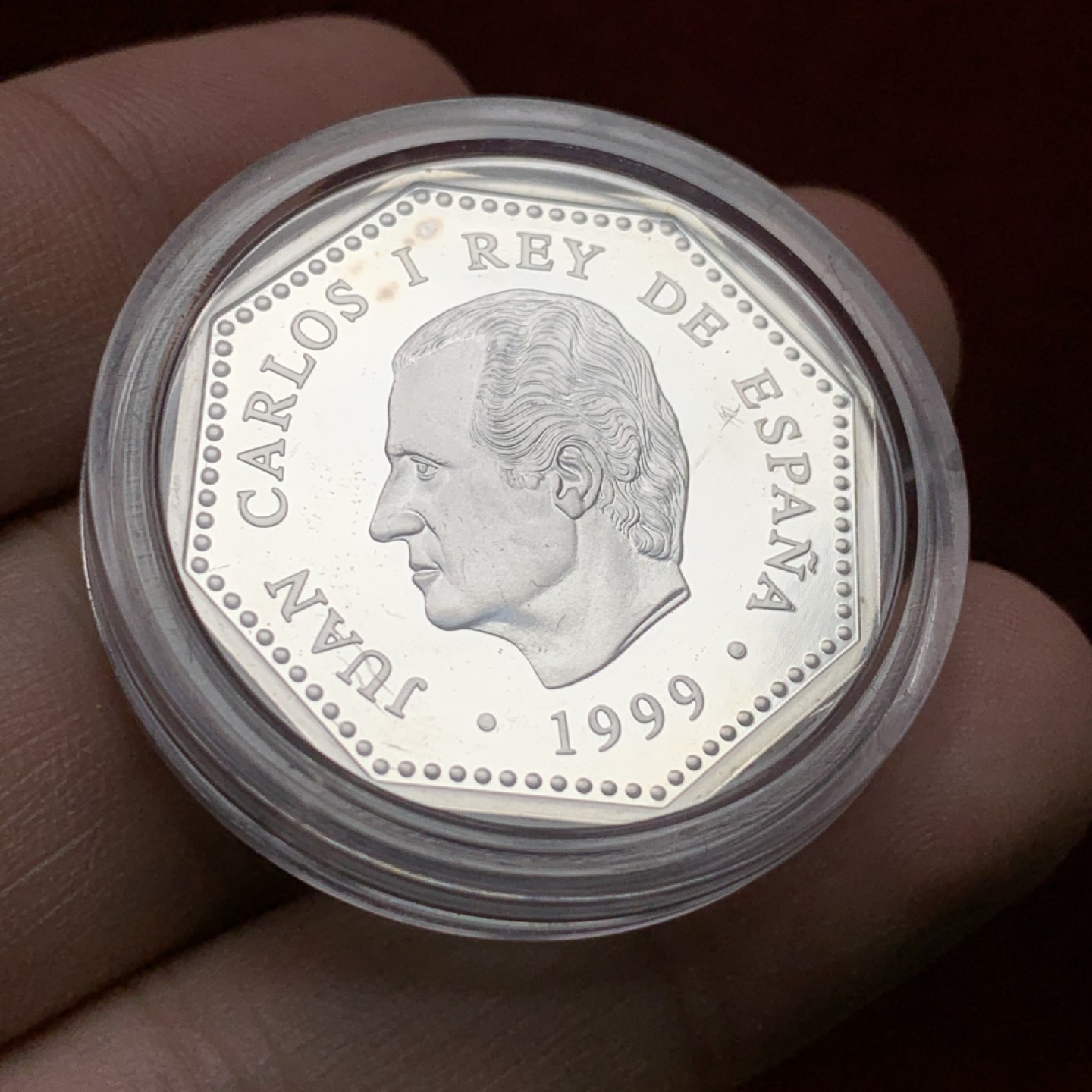 《竞宝斋》第102场-本周四 套币裸币专场（全场不限金额包邮） 原木盒 西班牙1999年 千禧年纪念 1500比塞塔精制银币 八角形 稀少品种