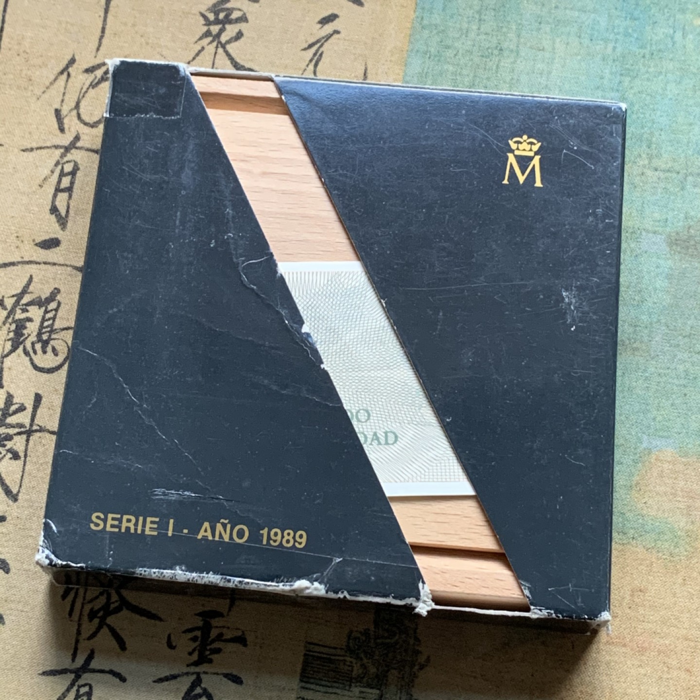 《竞宝斋》第102场-本周四 套币裸币专场（全场不限金额包邮） 木盒证书 西班牙1989年 波旁皇室全家福 10000比塞塔 168.75克 大银币