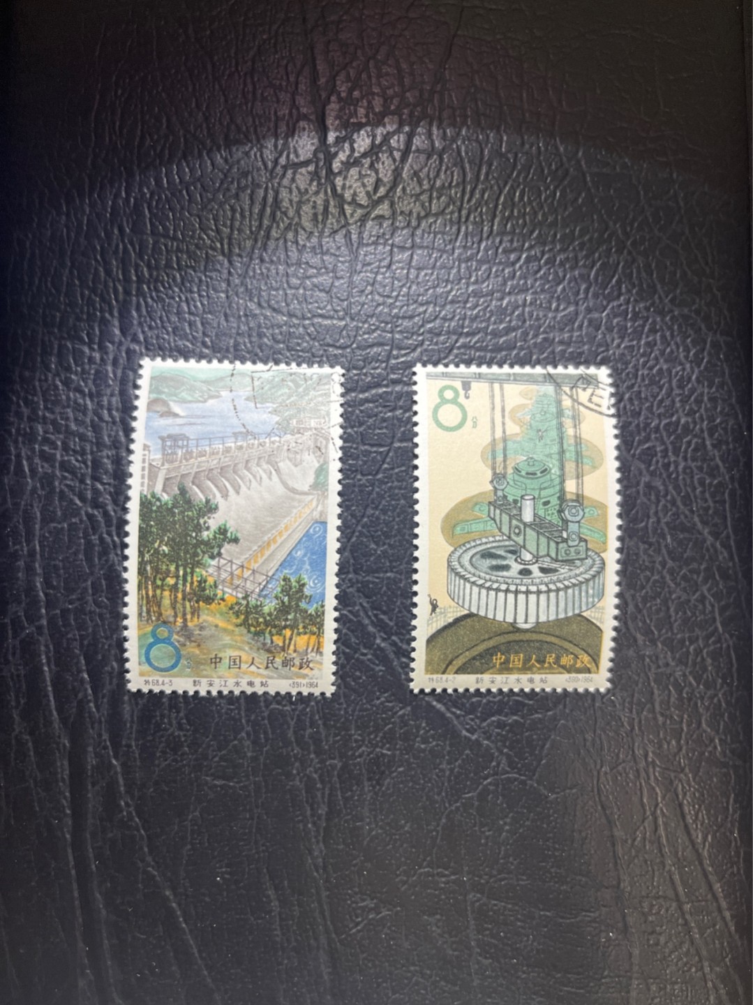 洪涛臻品 精选邮票限时拍卖第四十七期 特68新安江4-2  4-3各1枚 盖销 顺戳，非常漂亮，★品相可以用完美来形容，版撕全品嘎嘎绝 背胶雪白。解放初的经典票，整版撕开，面艳胶白，票挺洁净，齿孔完美。老纪特的版票资源十分稀缺难寻，机会来临时必须抓住。尾货处理，随时售缺，注意捡漏