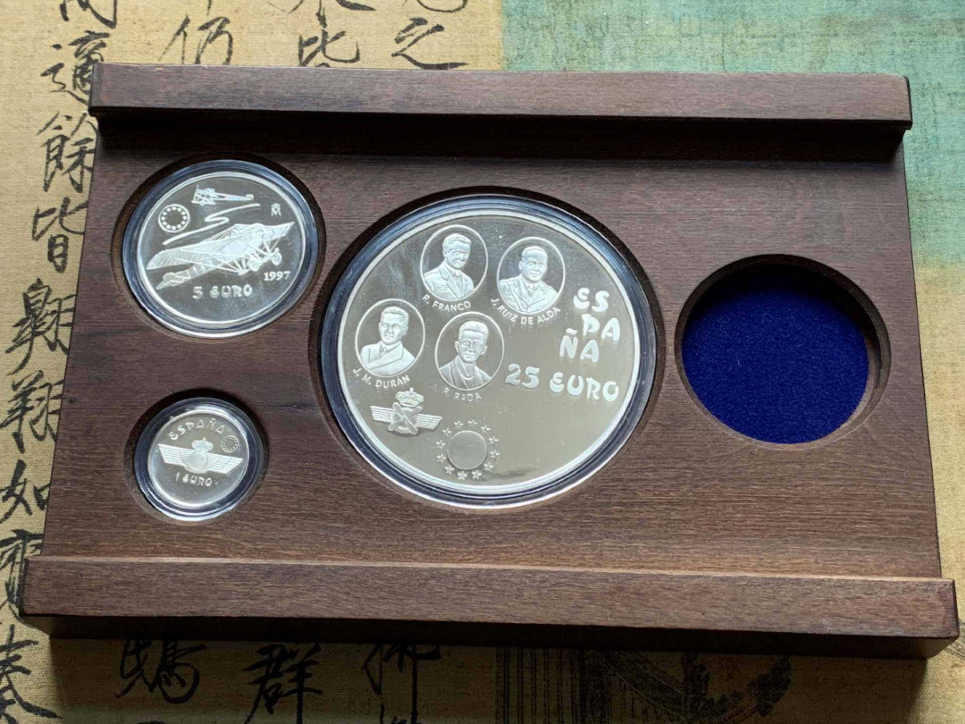 《竞宝斋》第102场-本周四 套币裸币专场（全场不限金额包邮） 原盒证书 西班牙 1997年 战斗机纪念 1/5/25Euro精制大银币 6.72/33.62/168.75克 少的空位是大金币