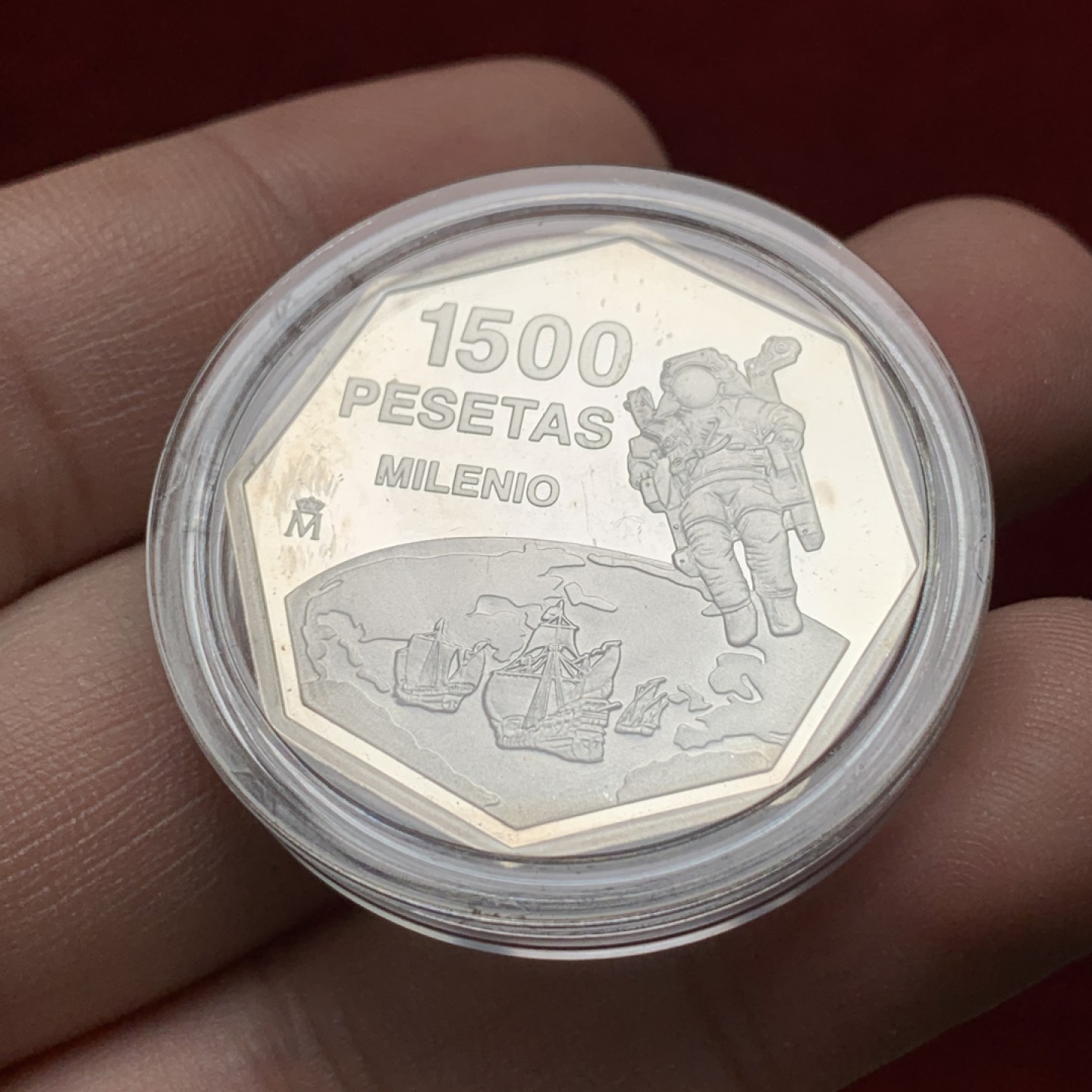 《竞宝斋》第102场-本周四 套币裸币专场（全场不限金额包邮） 原木盒 西班牙1999年 千禧年纪念 1500比塞塔精制银币 八角形 稀少品种