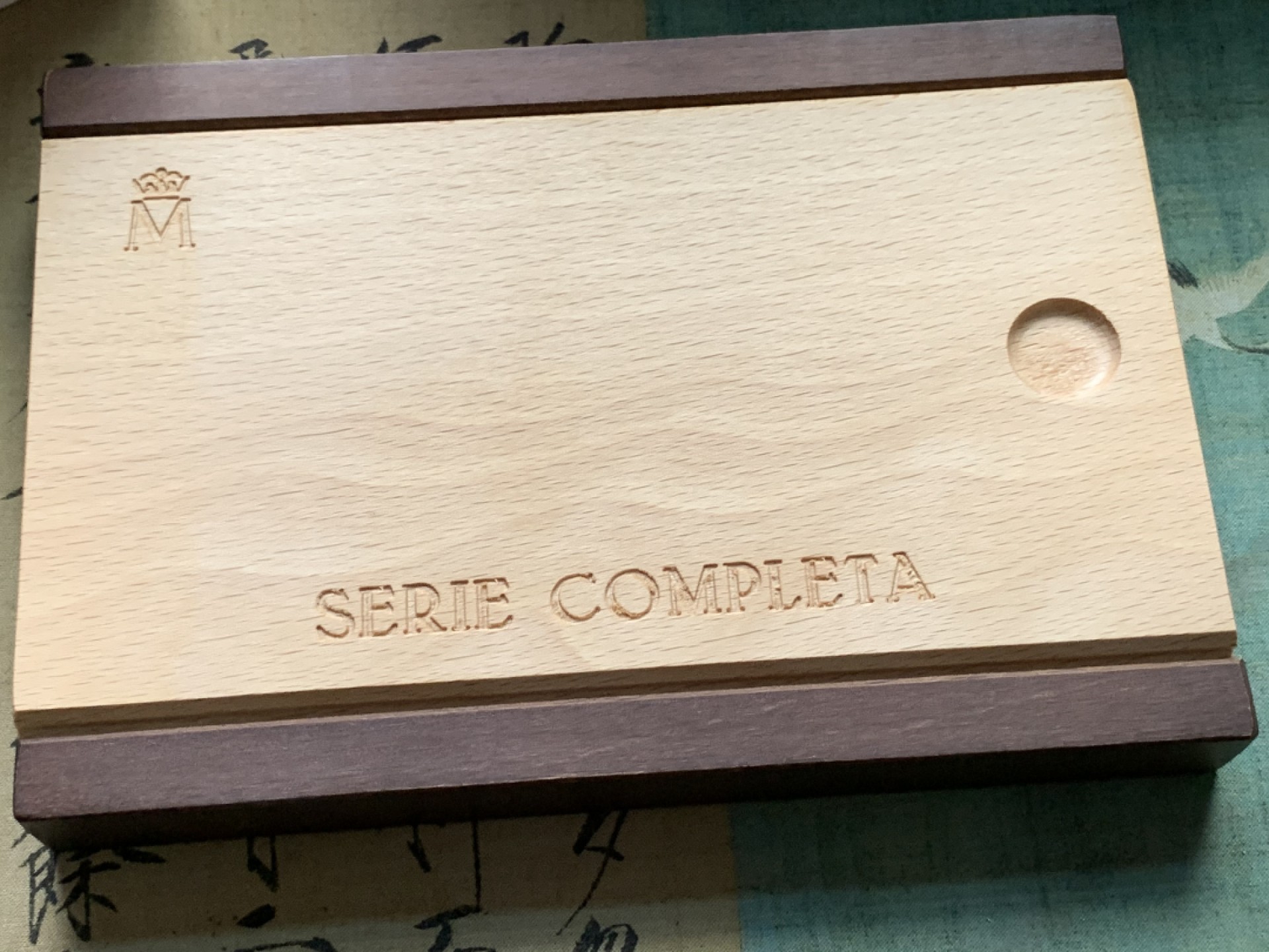 《竞宝斋》第102场-本周四 套币裸币专场（全场不限金额包邮） 原盒证书 西班牙 1998年 皇家卫队 1/5/25Euro精制大银币 6.72/33.62/168.75克 少的空位是大金币