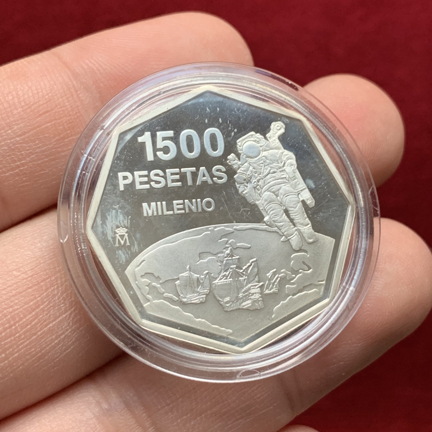 《竞宝斋》第102场-本周四 套币裸币专场（全场不限金额包邮） 原木盒 西班牙1999年 千禧年纪念 1500比塞塔精制银币 八角形 稀少品种