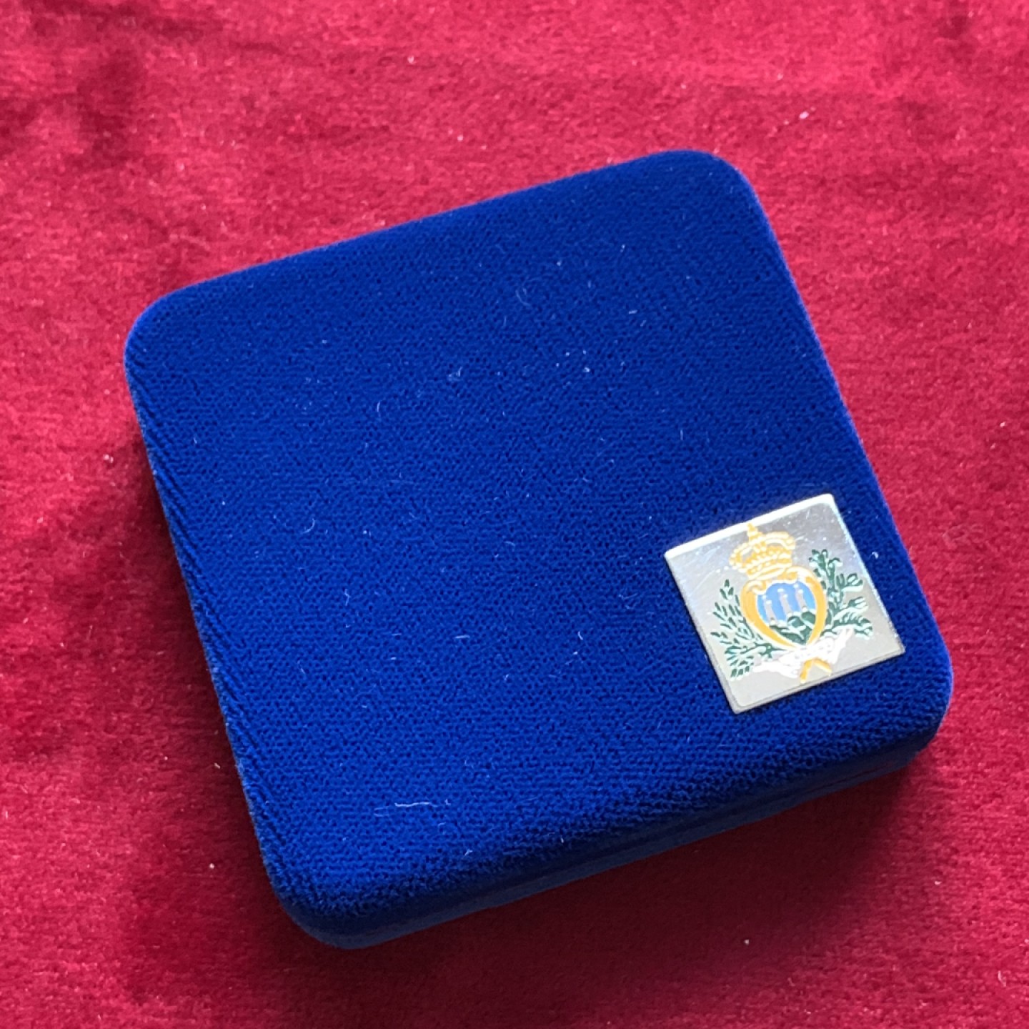 《竞宝斋》第102场-本周四 套币裸币专场（全场不限金额包邮） 原盒证书 圣马力诺1999年 射击 10000里拉精制大银币 22克