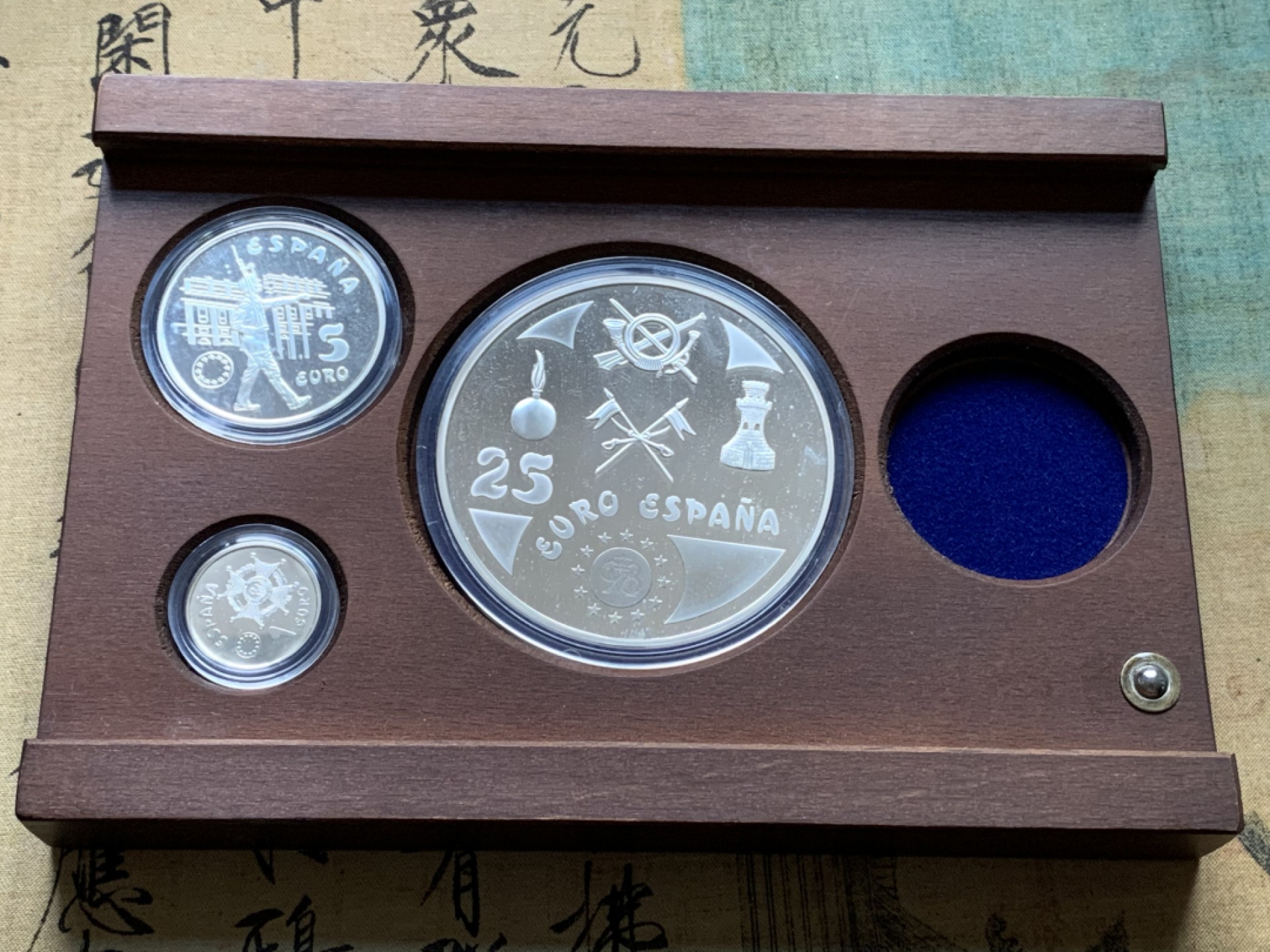 《竞宝斋》第102场-本周四 套币裸币专场（全场不限金额包邮） 原盒证书 西班牙 1998年 皇家卫队 1/5/25Euro精制大银币 6.72/33.62/168.75克 少的空位是大金币